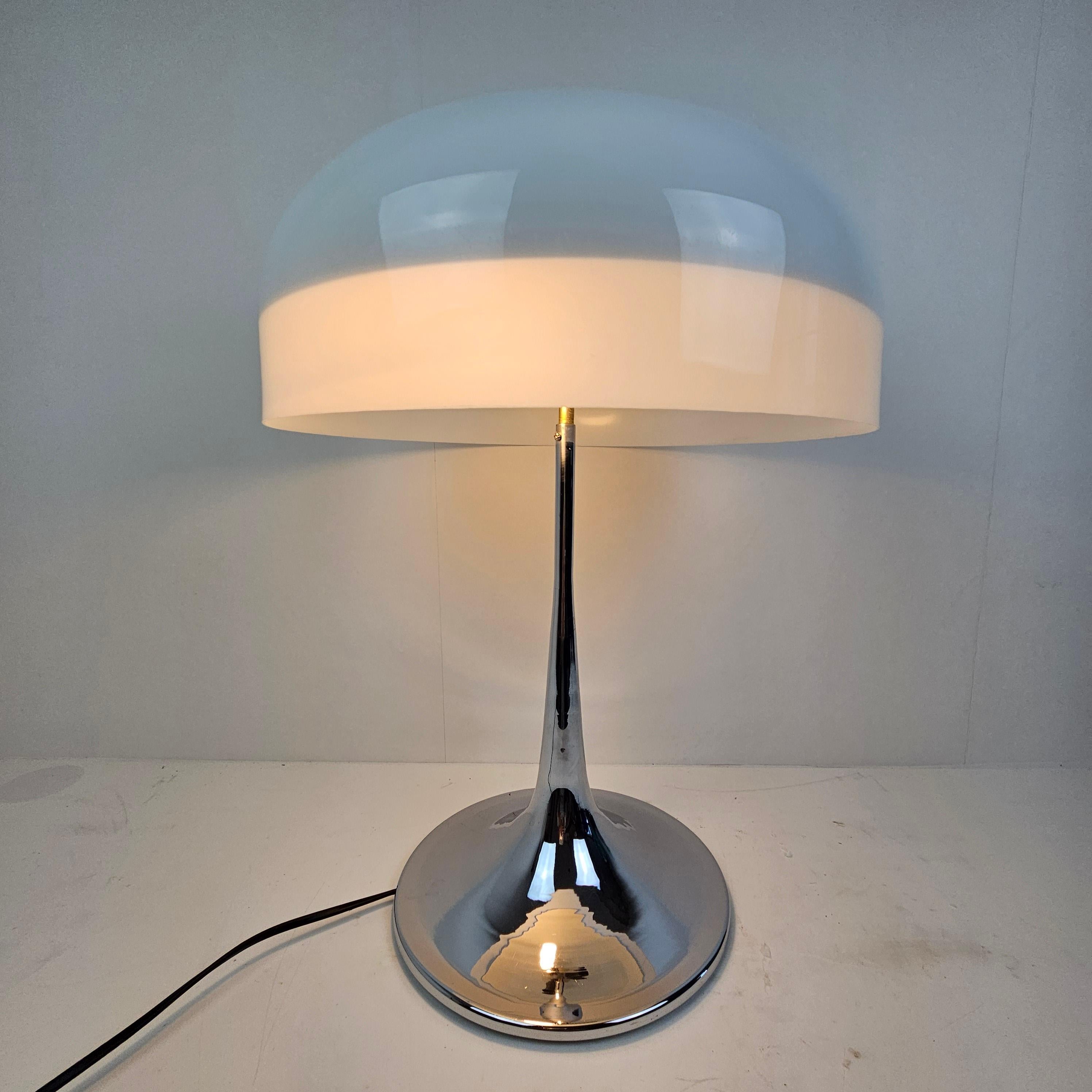 Très belle lampe de table, fabriquée en Italie dans les années 70.
Il est fabriqué à la manière de Guzzini.

Sa forme élégante lui donne l'aspect d'un champignon.
La base chromée brillante donne un très bel effet avec l'abat-jour blanc.

Quelques