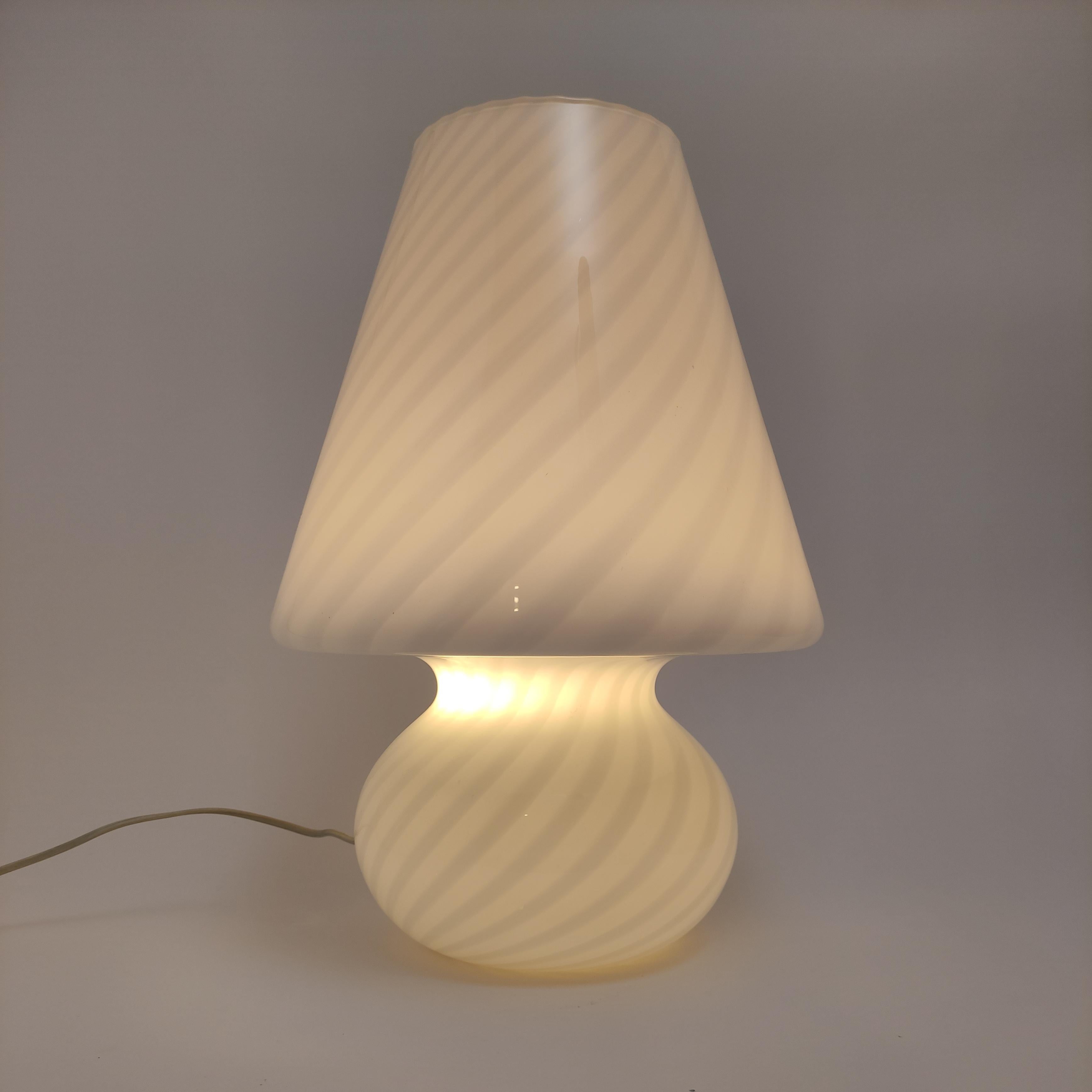 Mushroom table lamp, murano Swirl Glass 1970 In Excellent Condition For Sale In Montecchio Precalcino, VI