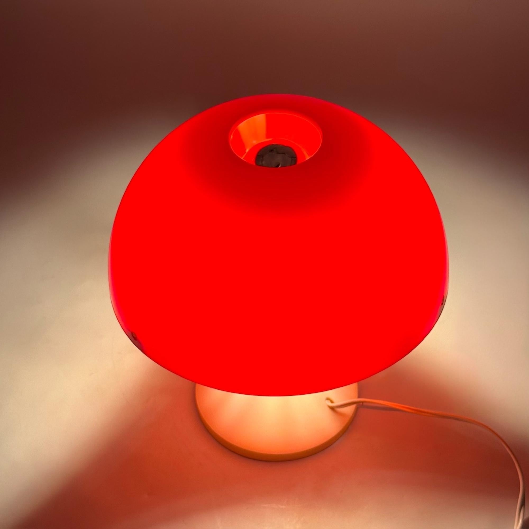 Pilz-Tischlampe, roter und elfenbeinfarbener Kunststoff, Space Age Italien, 1970er (Italienisch) im Angebot