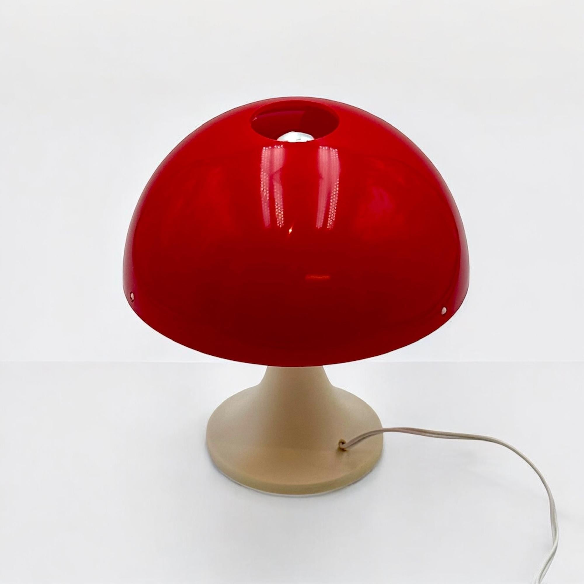 Pilz-Tischlampe, roter und elfenbeinfarbener Kunststoff, Space Age Italien, 1970er im Zustand „Gut“ im Angebot in San Benedetto Del Tronto, IT