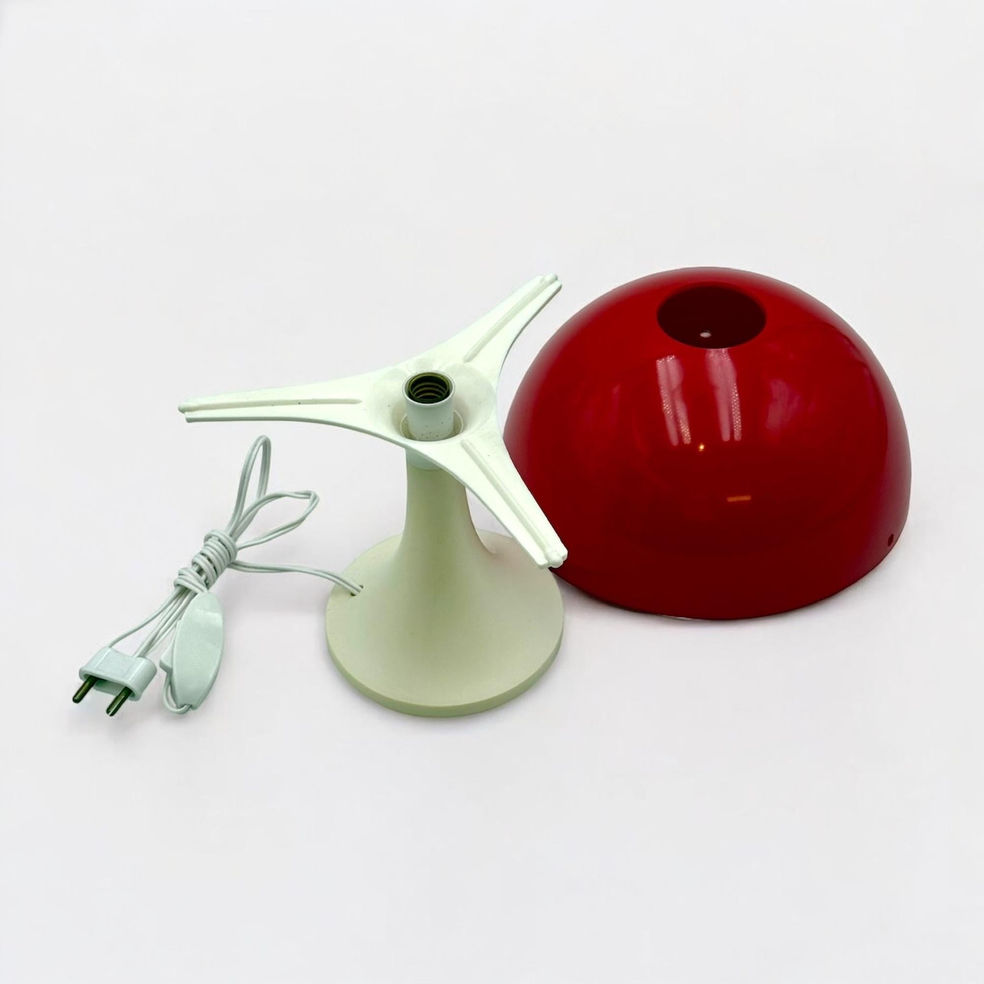 Pilz-Tischlampe, roter und elfenbeinfarbener Kunststoff, Space Age Italien, 1970er im Angebot 3