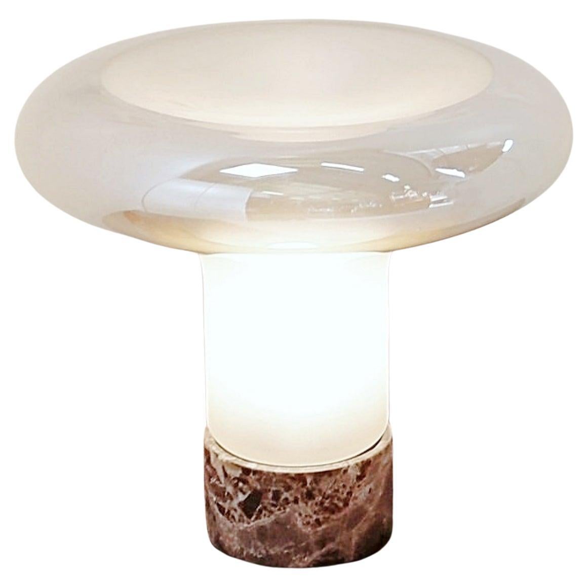 Lampe de table "Mushroom" avec une base en marbre et un abat-jour en verre opale. en vente