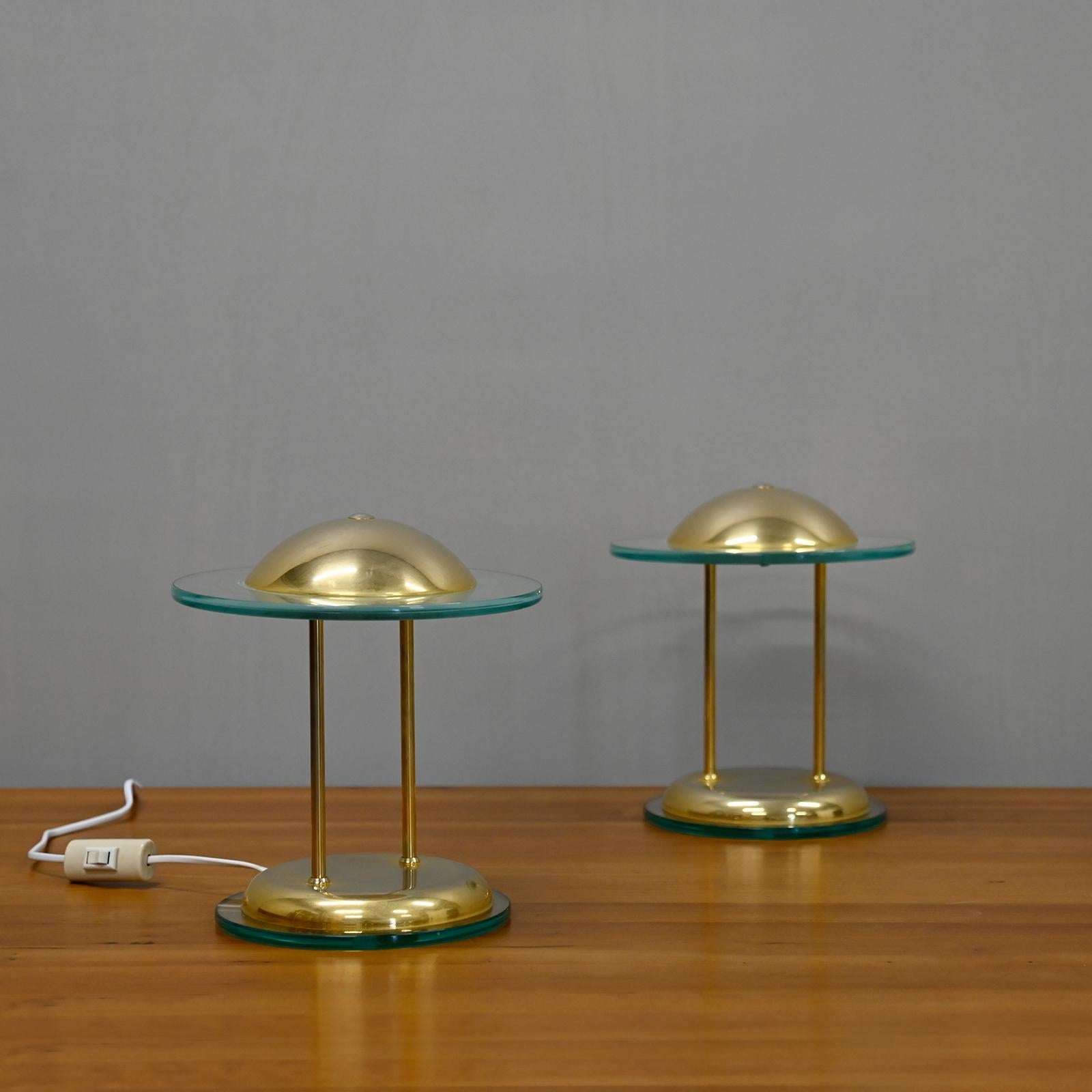 Lampes de table en laiton avec base et abat-jour en verre produites par Herda, Pays-Bas. Le design est dans le style de Robert Sonneman (lampe de table Saturn). Très bon état avec transformateurs neufs.
