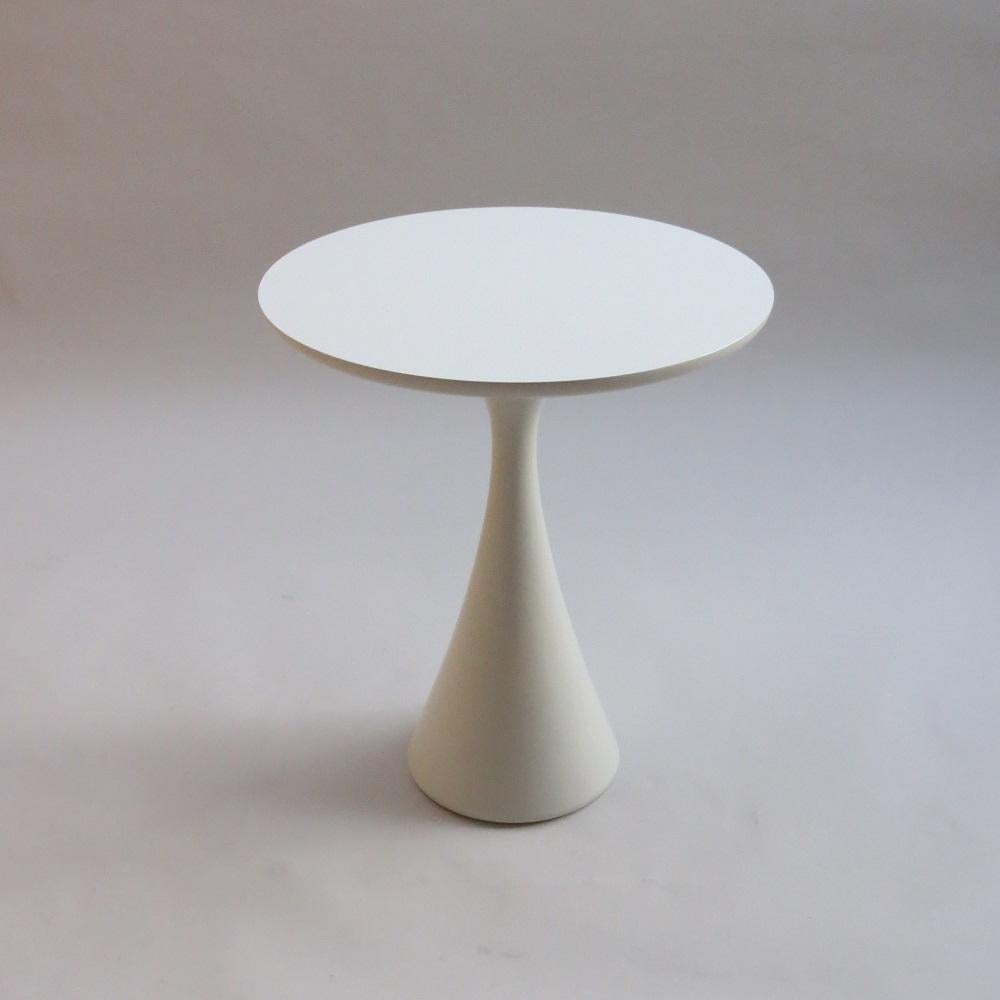 “Mushroom” side table produced by Arkana in the 1970s.
Resin base with formica top. In very good condition.

The base has been professionally refinished and is in perfect condition, the top shows minimal signs of wear, an excellent example of an