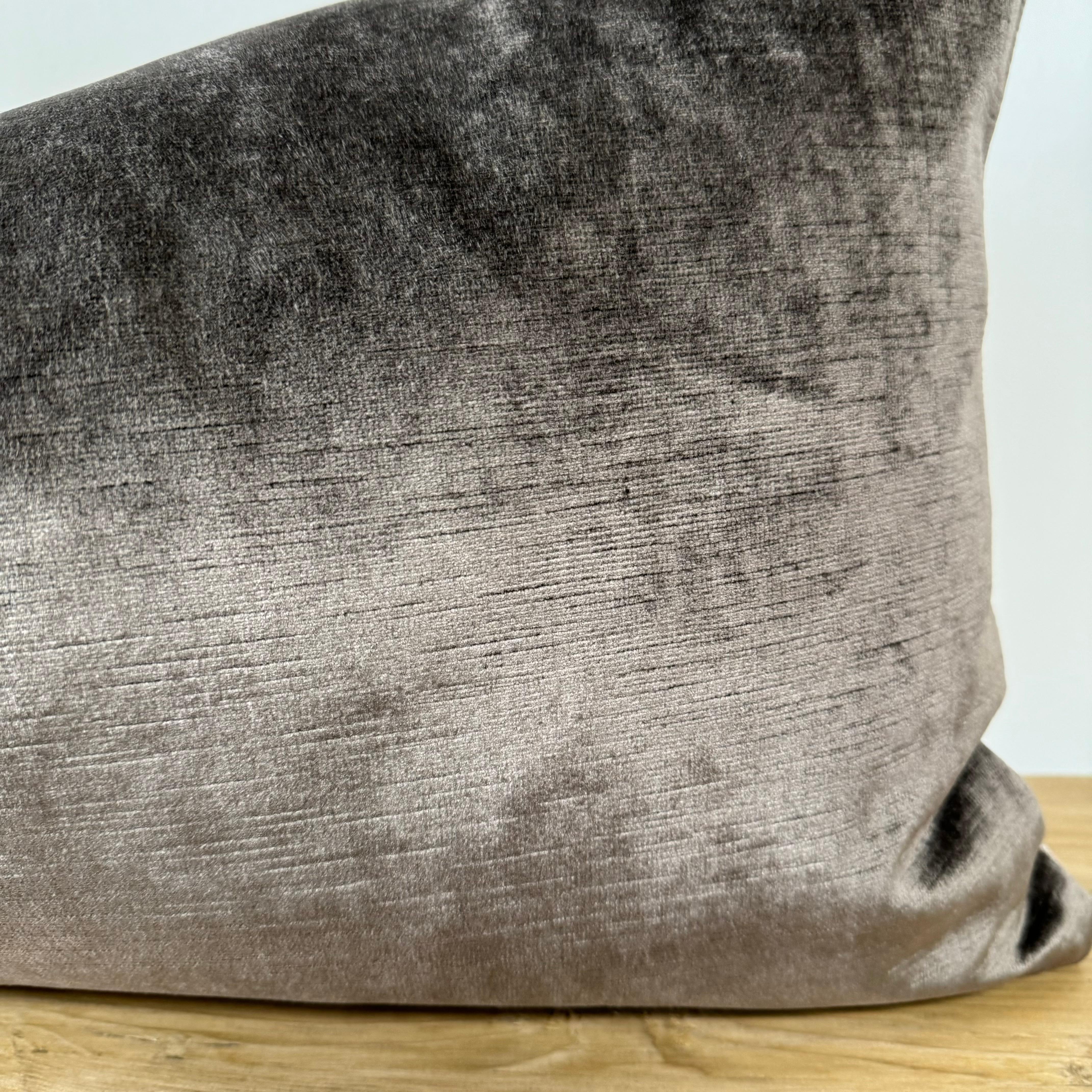 XXI secolo e contemporaneo Cuscino lombare in velluto vintage Mushroom in vendita