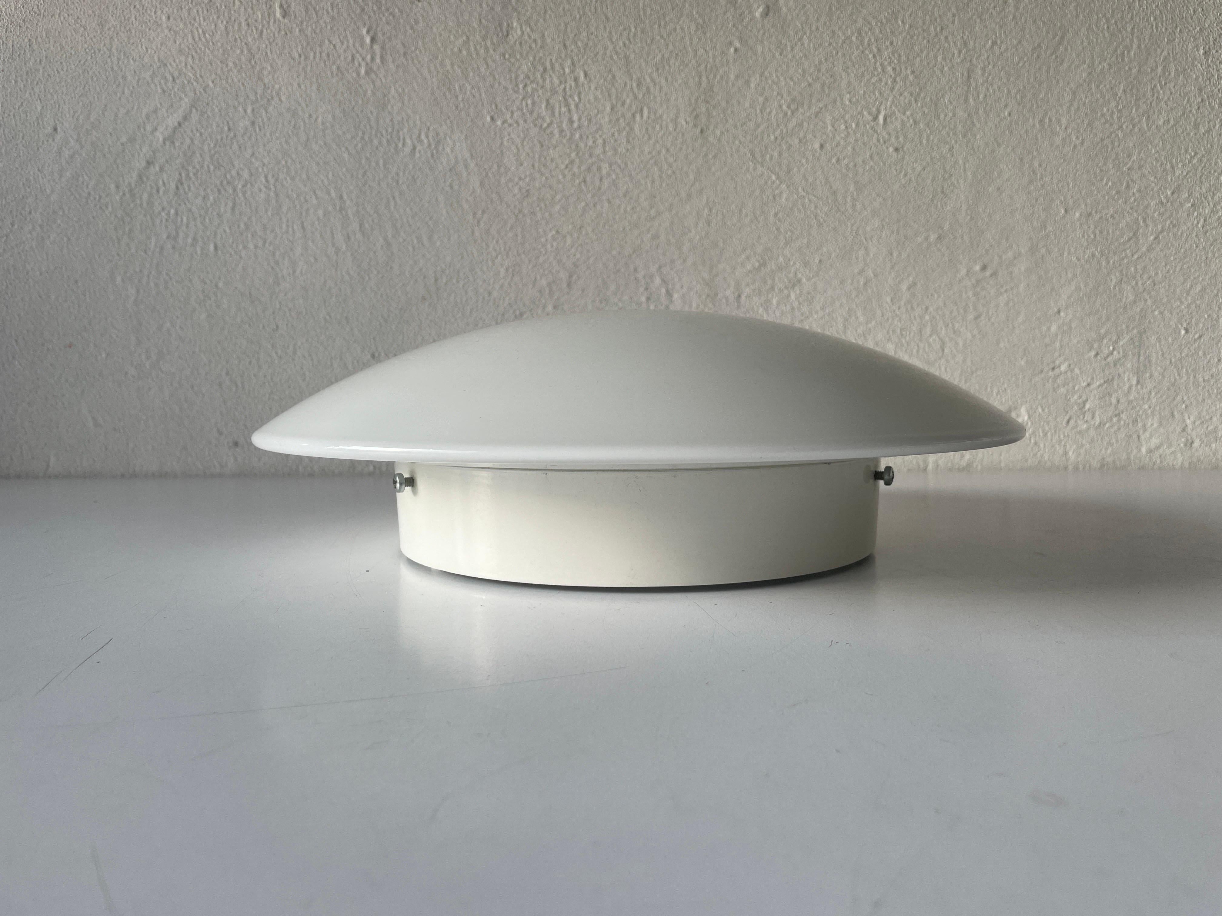 Mushroom white glass flush mount or wall lamp by Peill Putzler, 1960s, Germany

Sculptural very elegant rare design flush mount. 

It is very ideal and suitable for all living areas.

Lamp is in good condition. No damage, no crack.
Wear