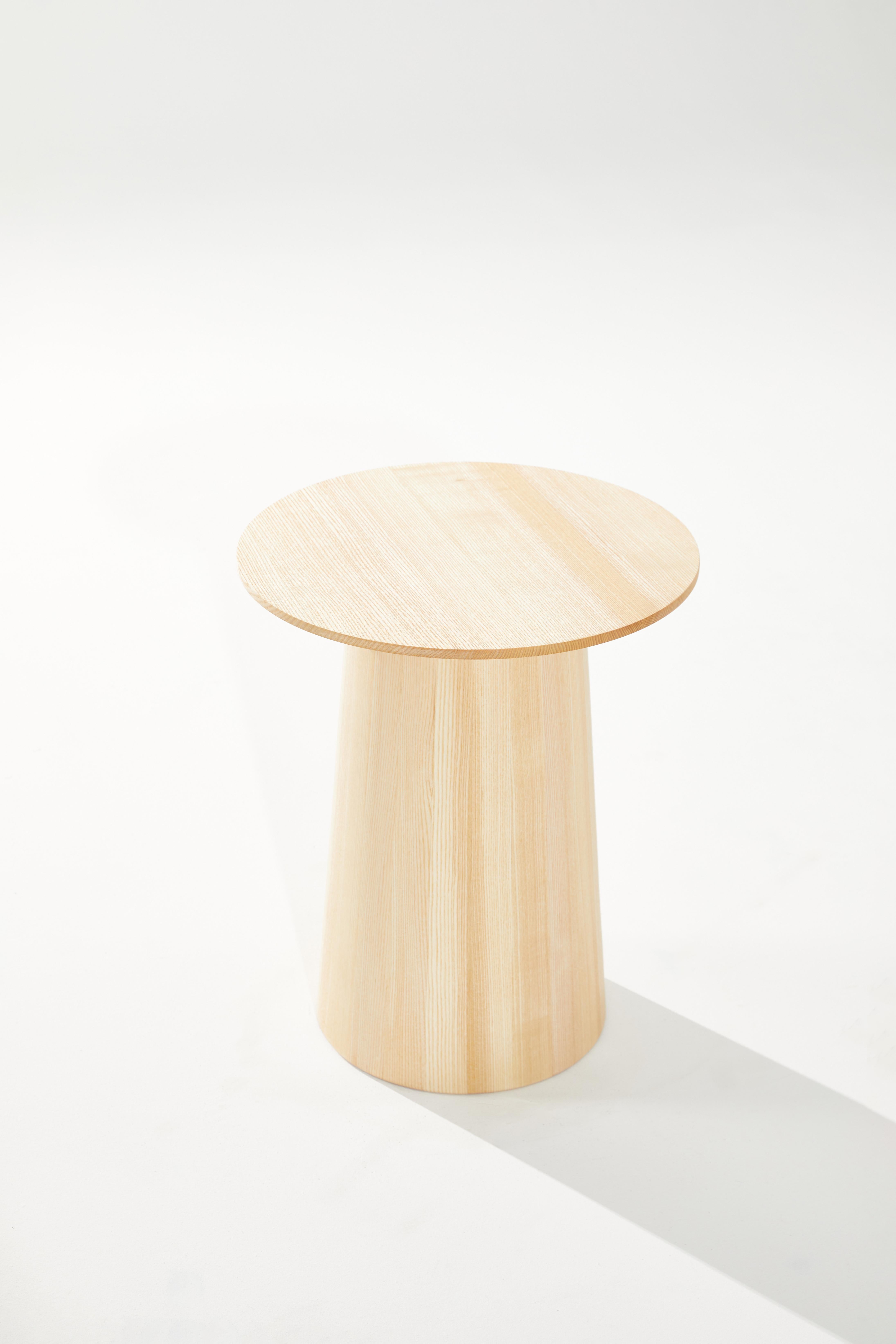 Tavolino Mushrooms-PS in Wood Wood Nature di Heilig Objects
Dimensioni: P 45 x L 45 x H 54 cm.
Materiali: Wood Wood.

Daniel Heilig. Un giovane designer ungherese-tedesco, un artista carismatico e un cosmopolita creativo. Nato a Budapest, ha nei