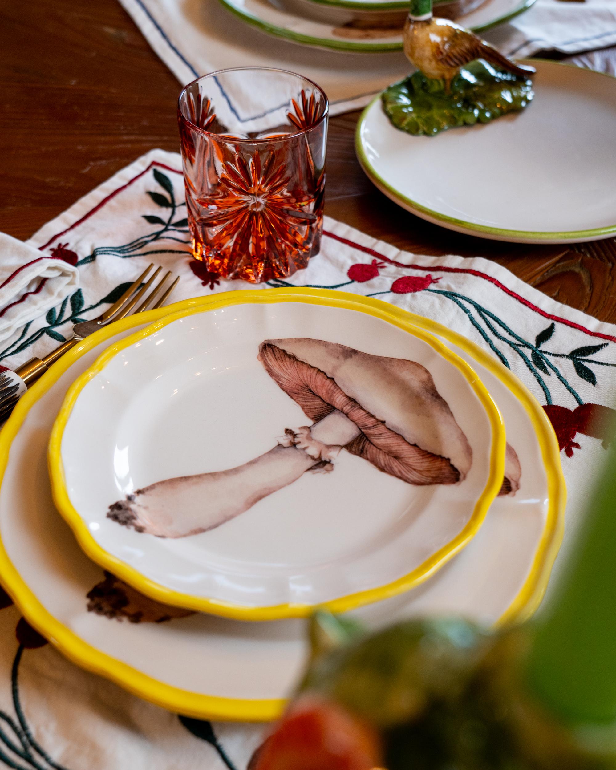 Embrassez la chaleur de l'automne avec notre assiette en céramique de la collection Mushroom. Dotée d'une bordure délicatement peinte à la main et d'un décalque d'un motif de champignon appliqué à la main, cette assiette apporte la beauté de la