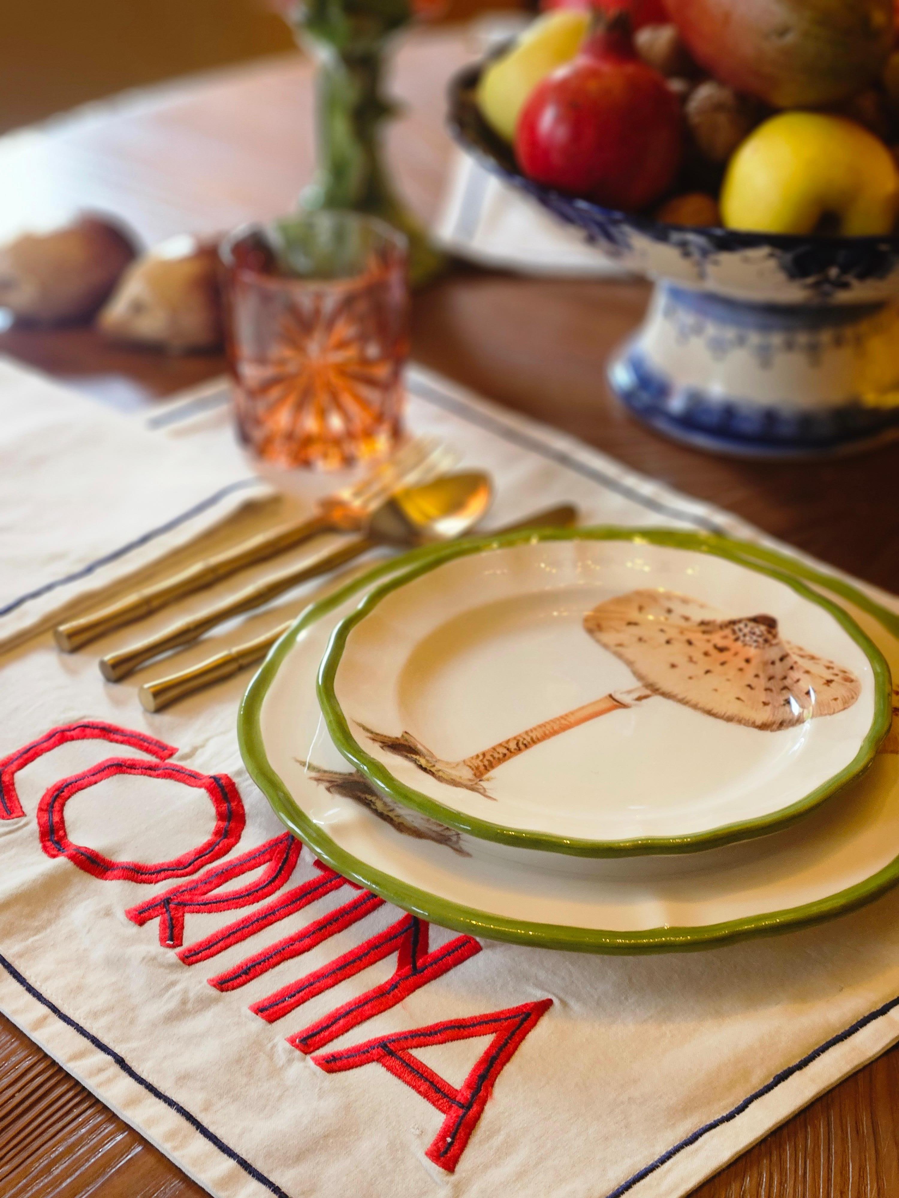 Embrassez la chaleur de l'automne avec notre assiette en céramique de la collection Mushroom. Dotée d'une bordure délicatement peinte à la main et d'un décalque d'un motif de champignon appliqué à la main, cette assiette apporte la beauté de la