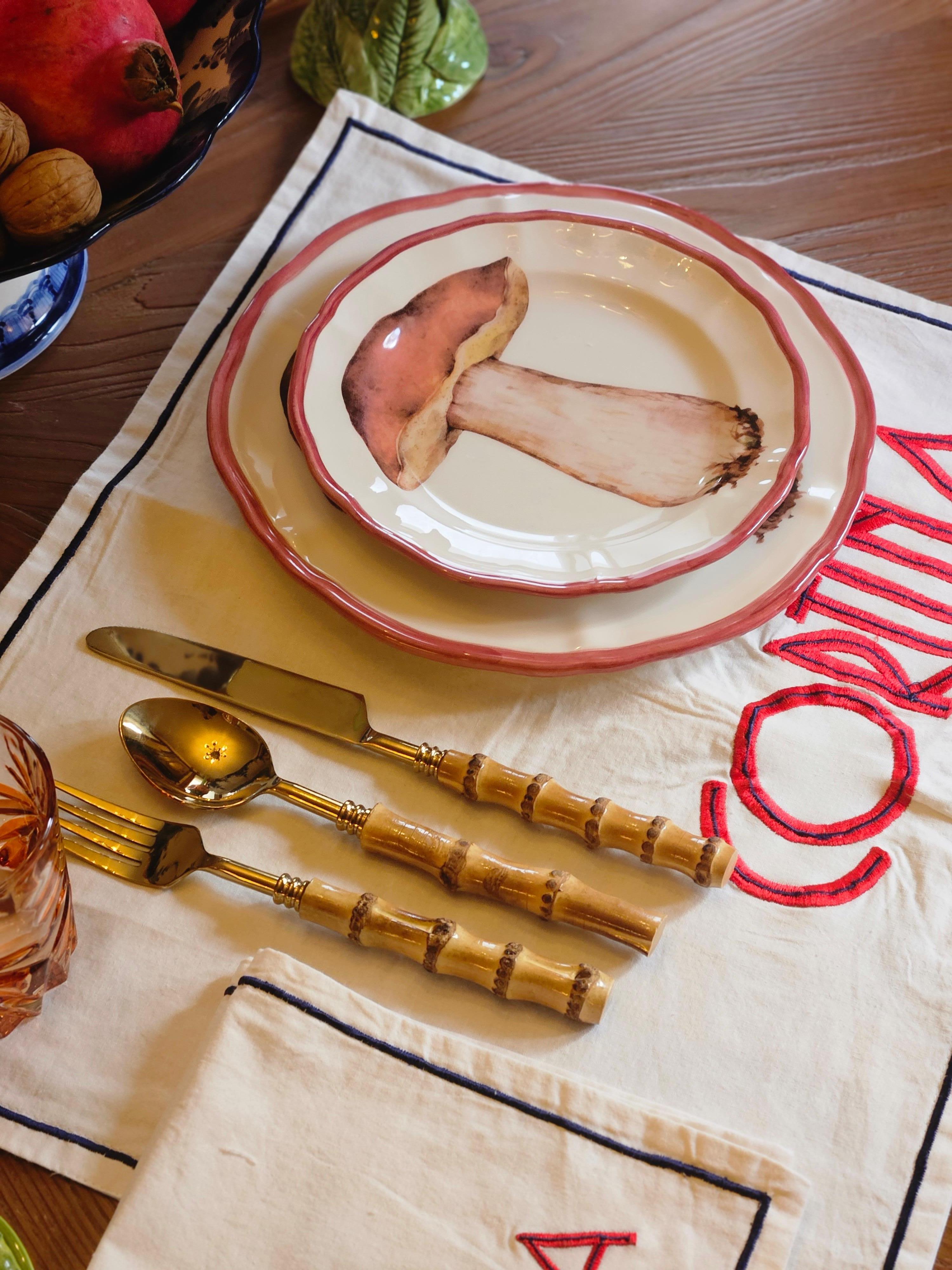 Embrassez la chaleur de l'automne avec notre assiette en céramique de la collection Mushroom. Dotée d'une bordure délicatement peinte à la main et d'un décalque d'un motif de champignon appliqué à la main, cette assiette apporte la beauté de la