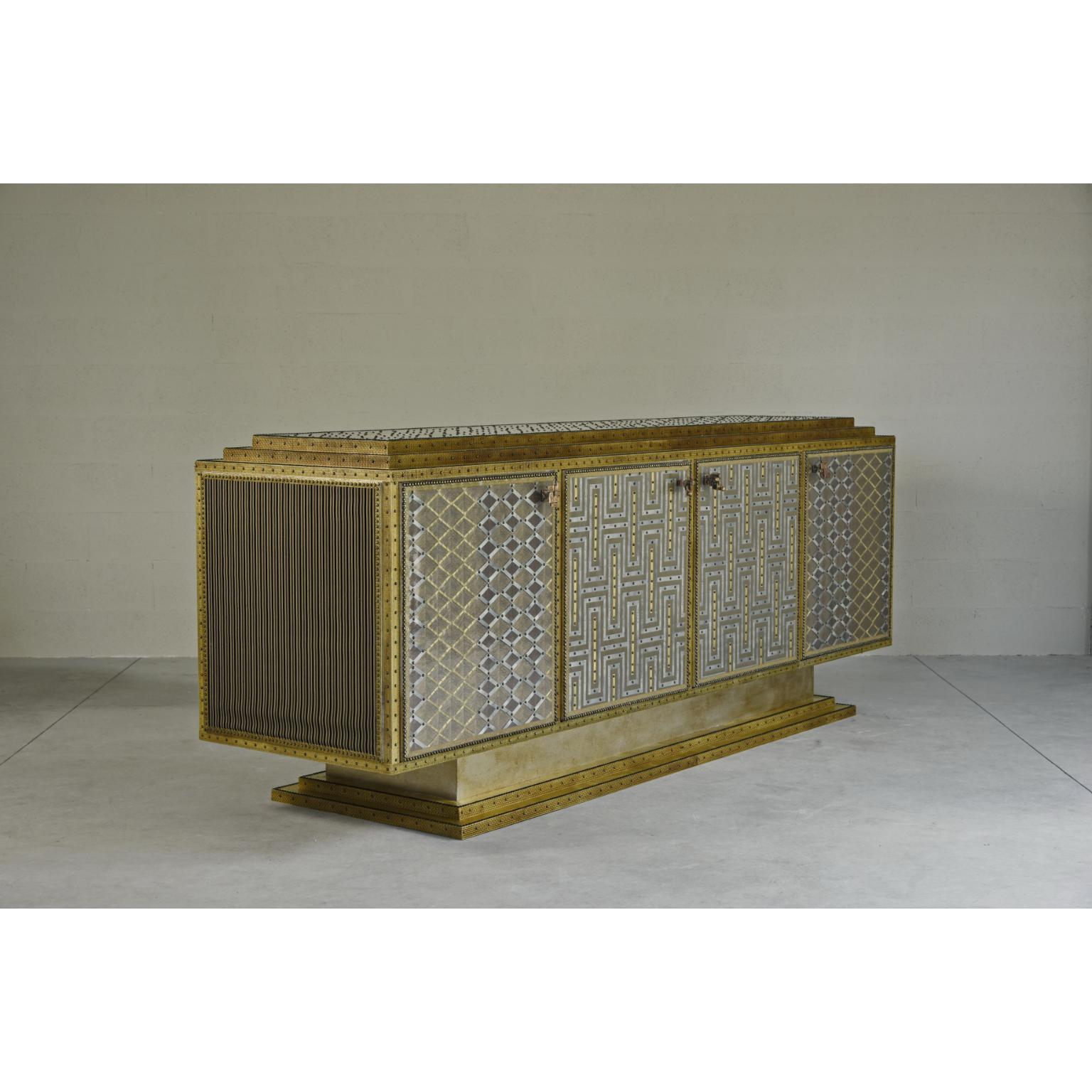 Enfilade Musibah de Valentina Giovando
Dimensions : L 250 x P 65 x H 95 cm : L 250 x P 65 x H 95 cm.
MATERIAL : Bois, tissu, laiton, fibre de verre, bronze, zinc.  

Valentina Giovando, vit et travaille à Sarzana, en Ligurie, et se consacre depuis