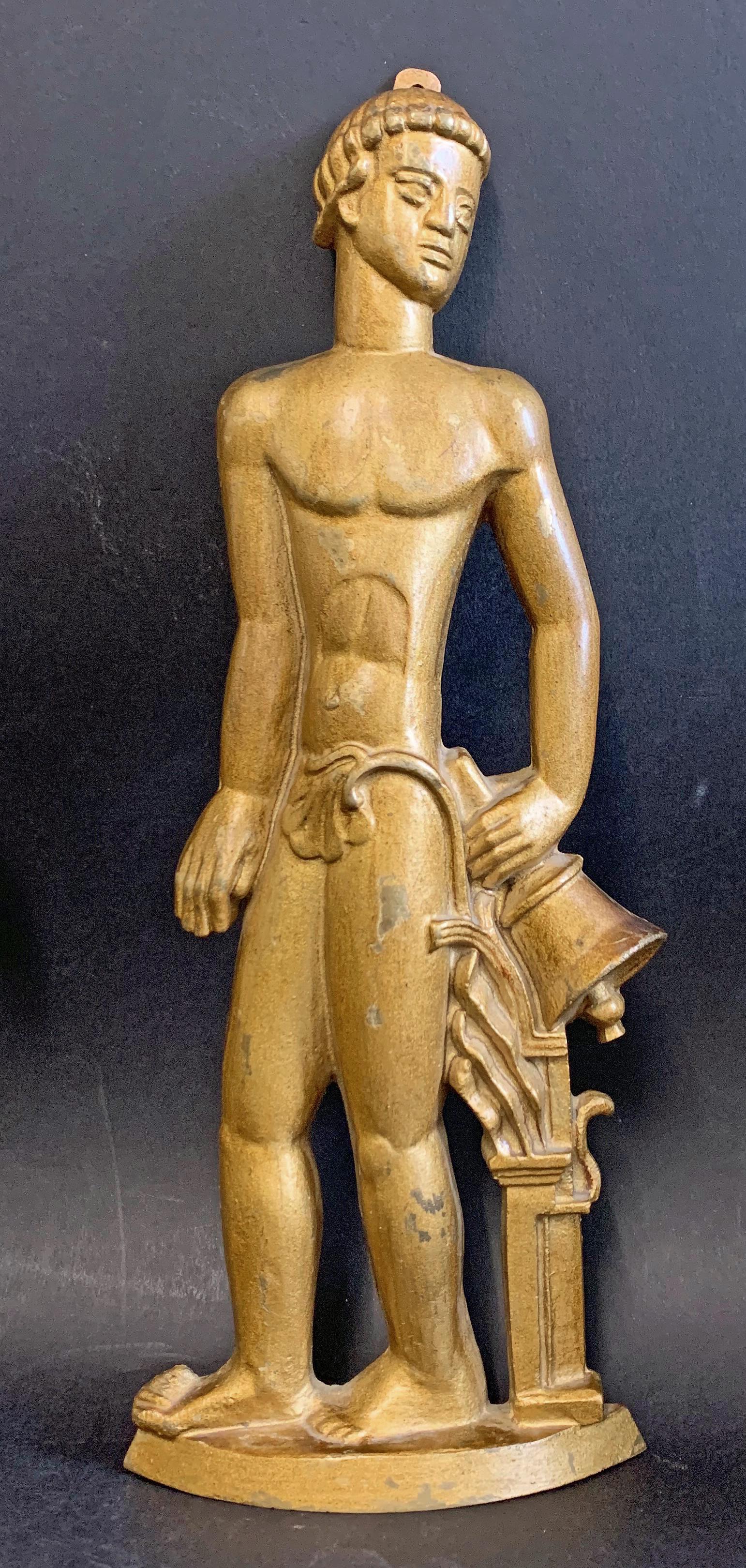 Magnifiquement sculptée, moulée et finie, cette paire de sculptures en bas-relief Grace suédoises datant de 1930 représente des figures allégoriques nues, un homme et une femme, chacune étant finie dans une patine chaude et dorée. Le personnage