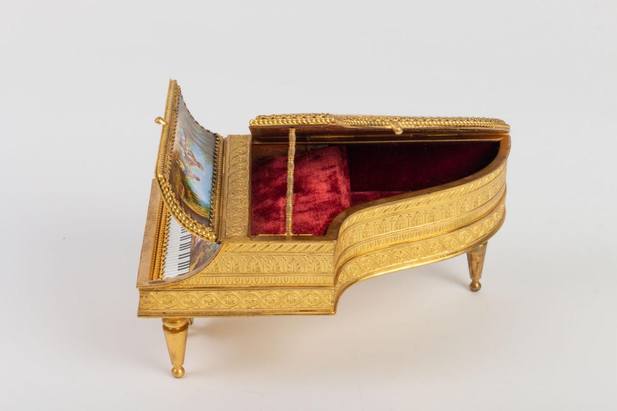 Music box in the shape of a grand piano,
Hand painted enamel of romantic scenes,
Austria, end of the 19th century
Measures: L 11cm, P 18cm, Ht 9cm