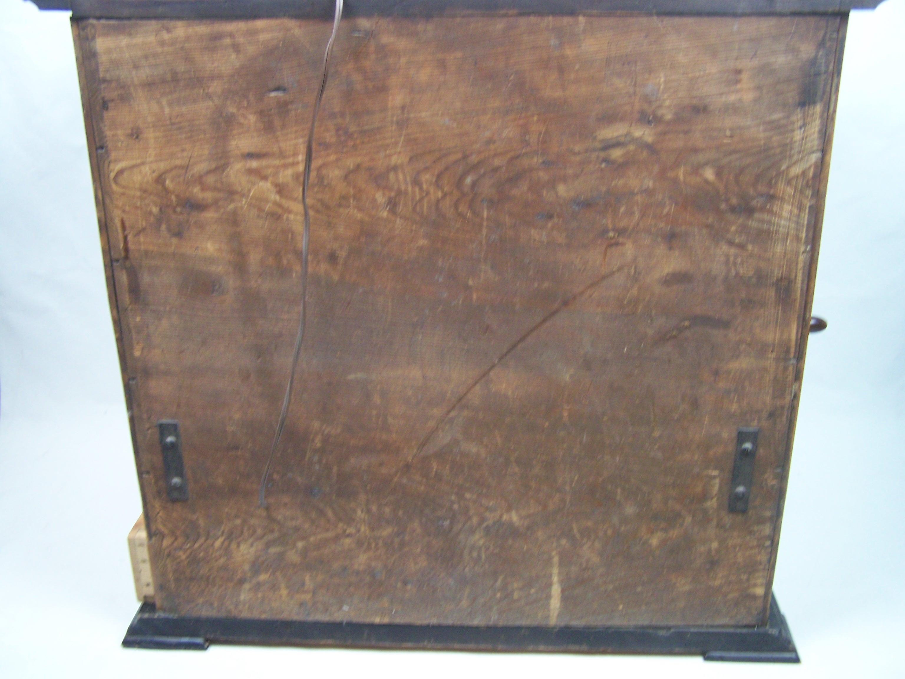 Elegant Station Spieluhr mit sublimer Harmonie, Trommel, 6 Glocken und tanzenden Puppen

Diese raffinierte Spieldose spielt 8 Melodien, die auf dem originalen Notenblatt vermerkt sind. Die Musik wird über einen 33 cm langen Zylinder und eine