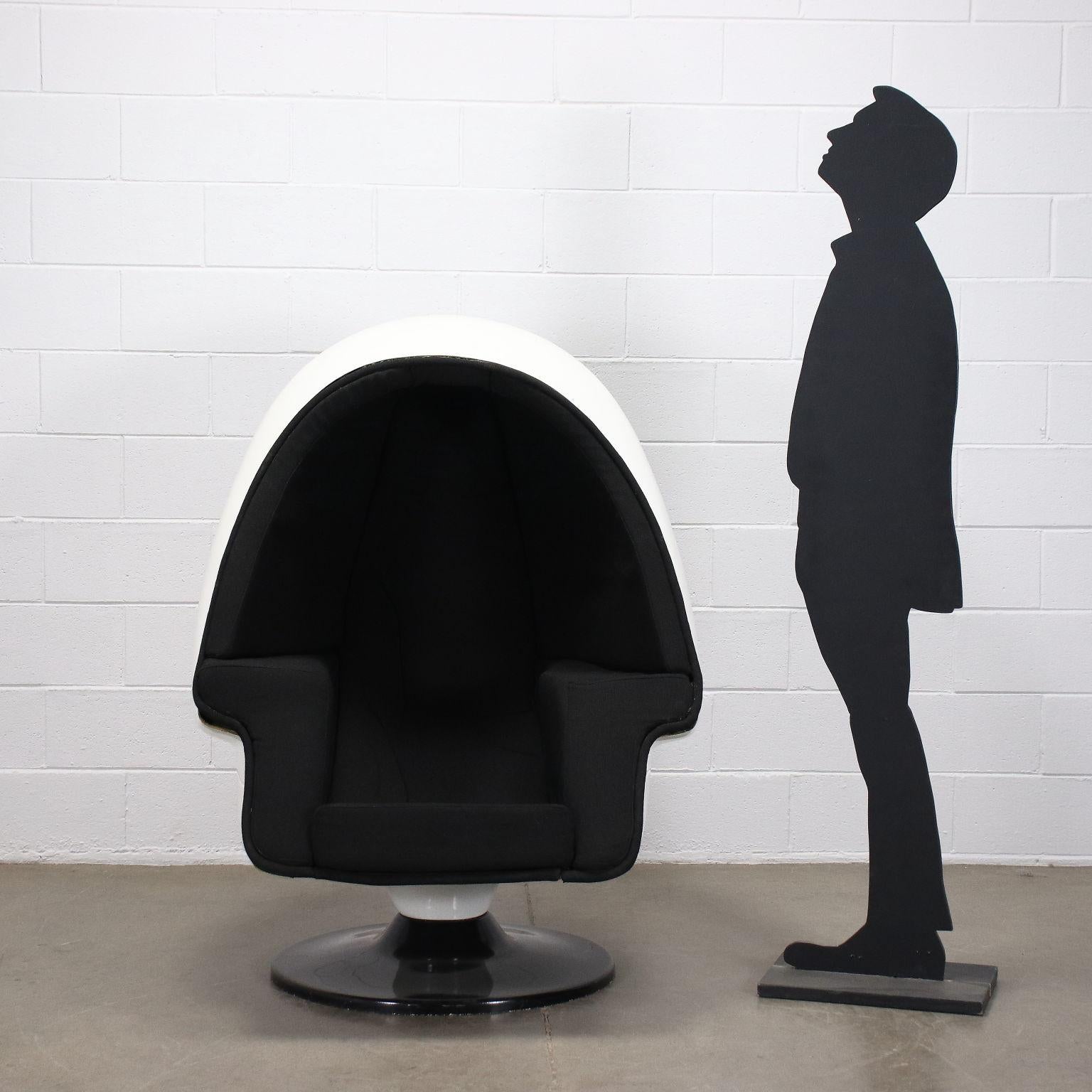 1960s armchair with metal base, plastic shell, foam padding and fabric upholstery. Integrated stereo system.
Product in very good condition which may show slight traces of wear; it may have undergone restoration work carried out by an expert.