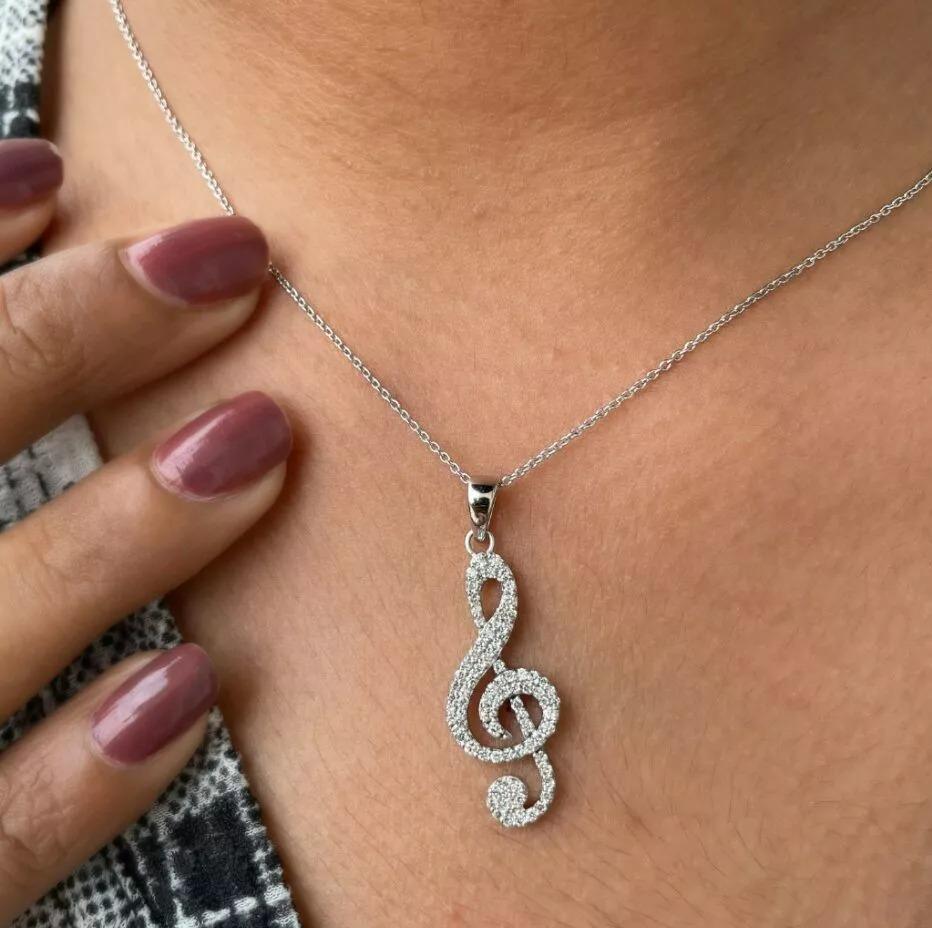 Taille ronde Collier pendentif « Music Note Treble Clef » en or blanc 14 carats et diamants en vente