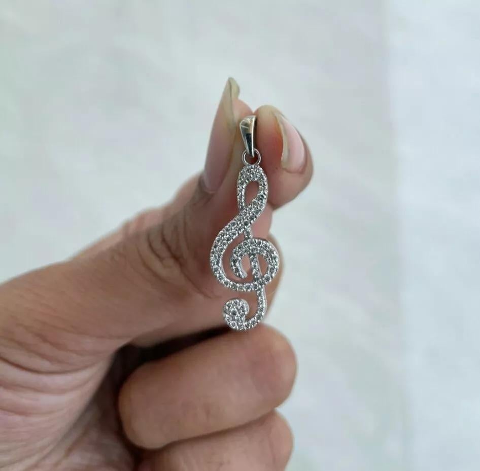 Collier pendentif « Music Note Treble Clef » en or blanc 14 carats et diamants Neuf - En vente à Chicago, IL