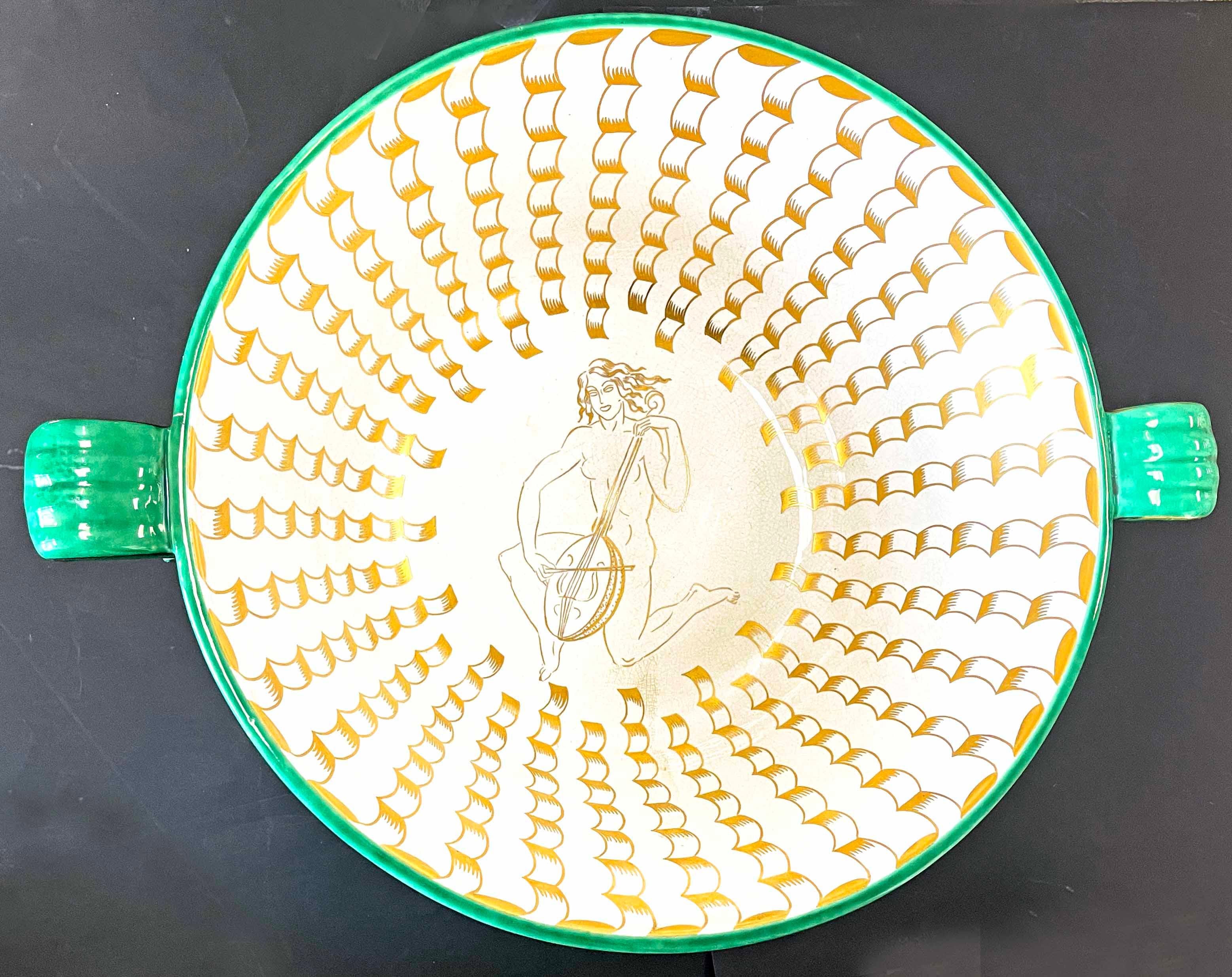 Ein spektakuläres Beispiel für skandinavisches Art-déco-Design ist diese Bowlenschüssel mit geometrischen Henkeln und Meerjungfrauenfiguren, die in Gold auf jadegrünem Grund appliziert sind. Sie ist ein sehr frühes Beispiel für Wilhelm Kåges