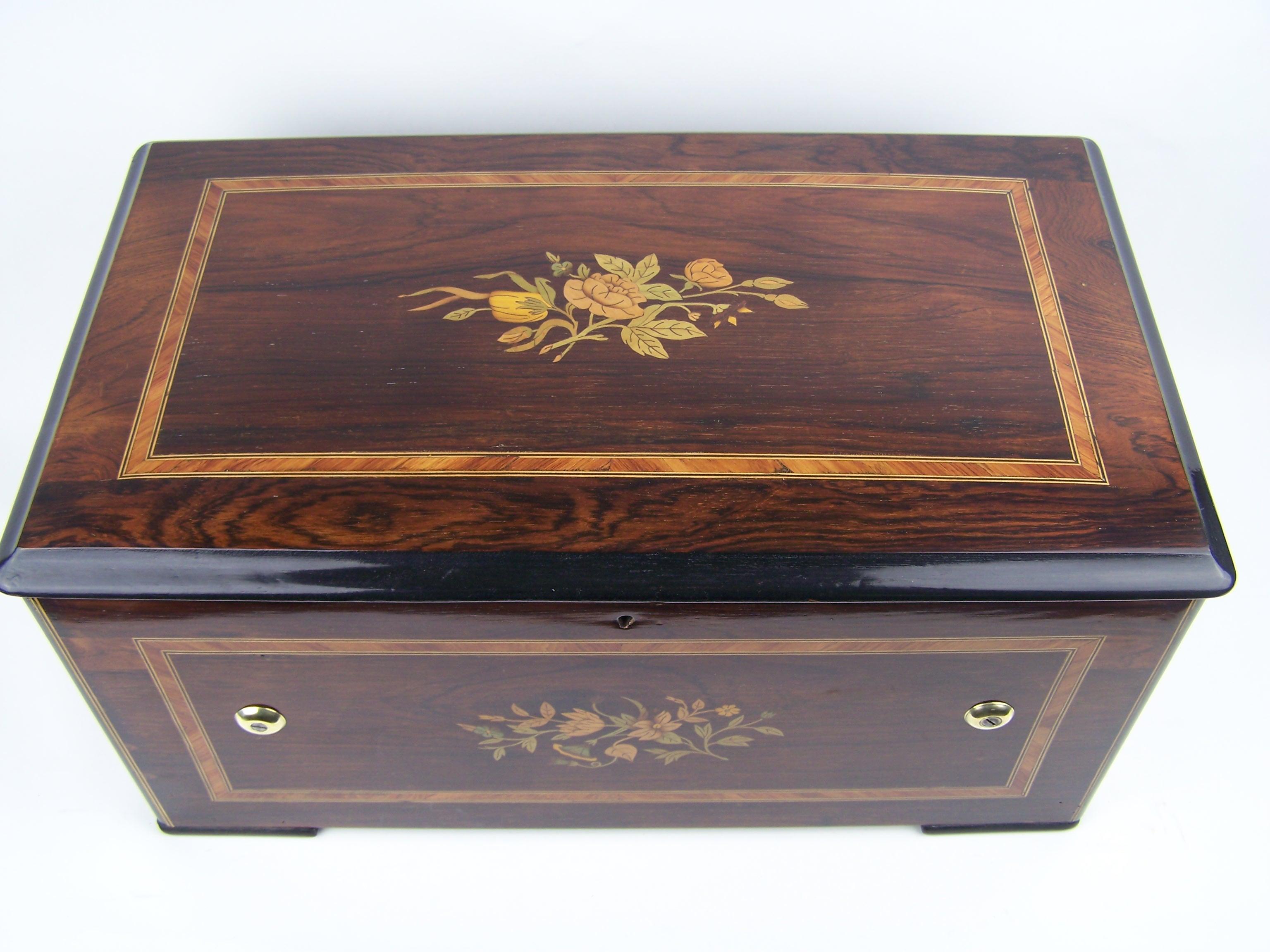 Preciosa caja de música de Bendon.
Fabricada hacia 1880 en Suizandia por este conocido fabricante. El mecanismo reproduce 8 melodías en un cilindro de 28 cm, como se indica en la hoja de melodías original de 
