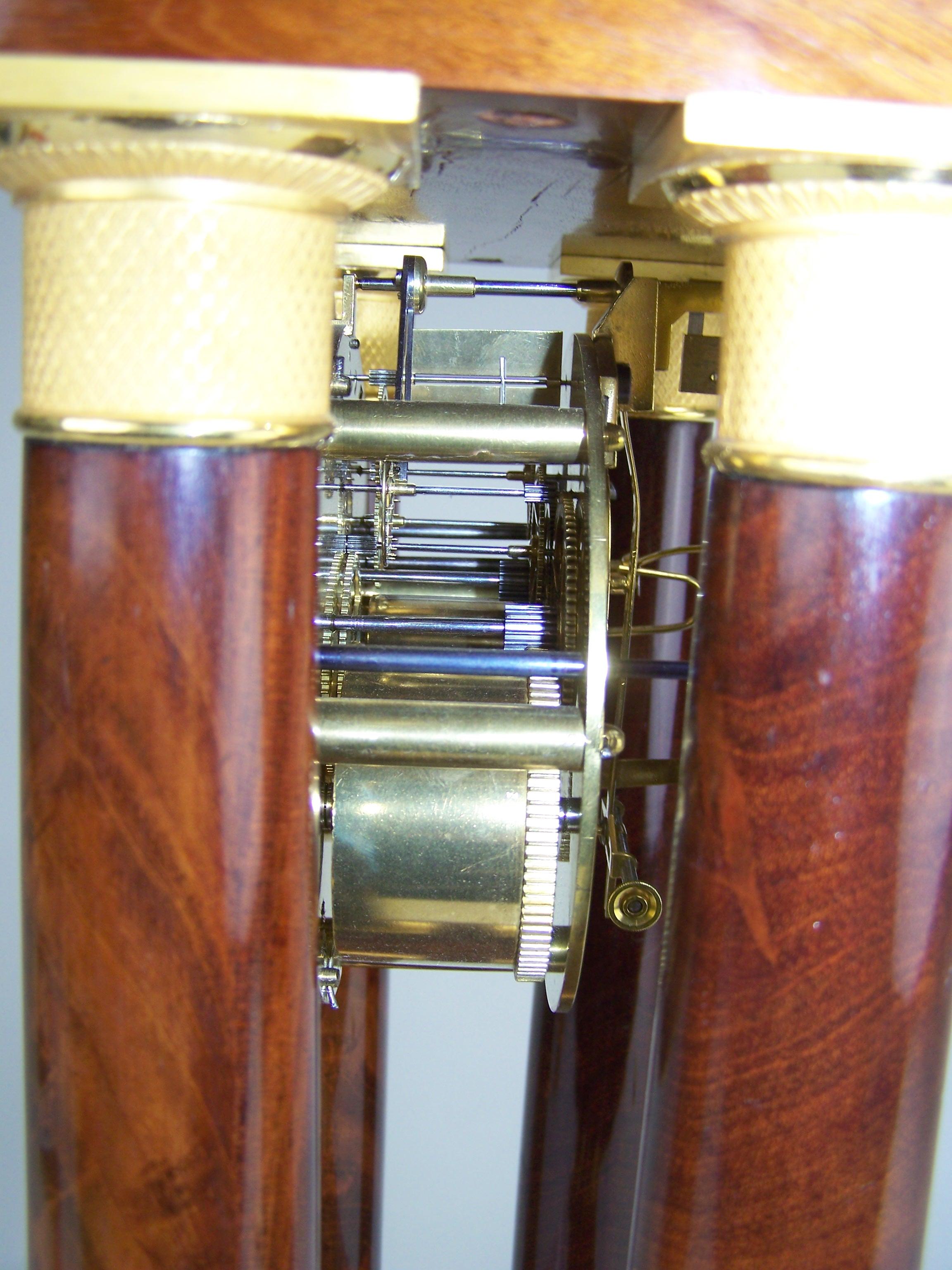 Horloge musicale avec échappement à roue à épingles et mécanisme musical linéaire à fusées en vente 4