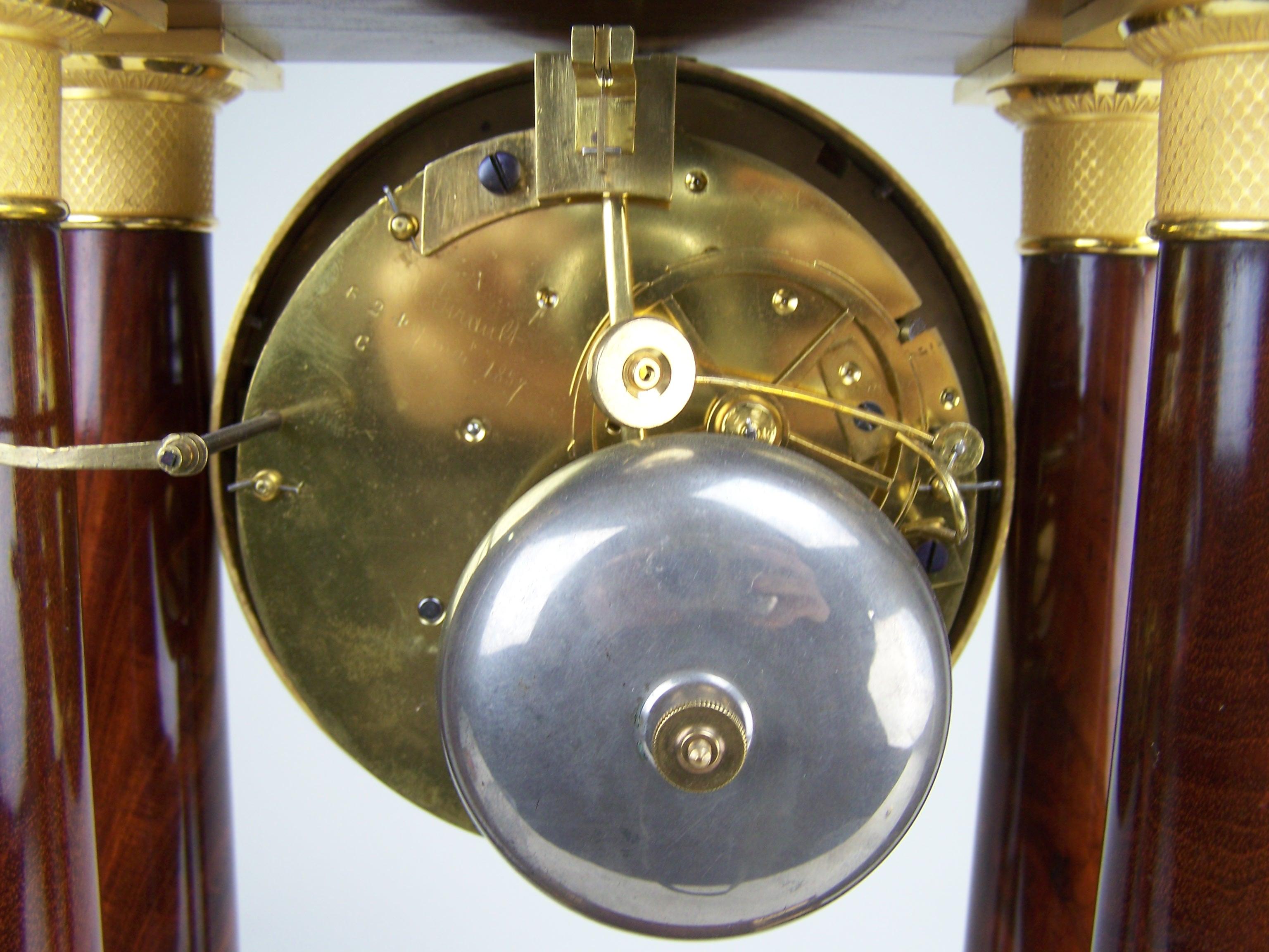 Horloge musicale avec échappement à roue à épingles et mécanisme musical linéaire à fusées en vente 5