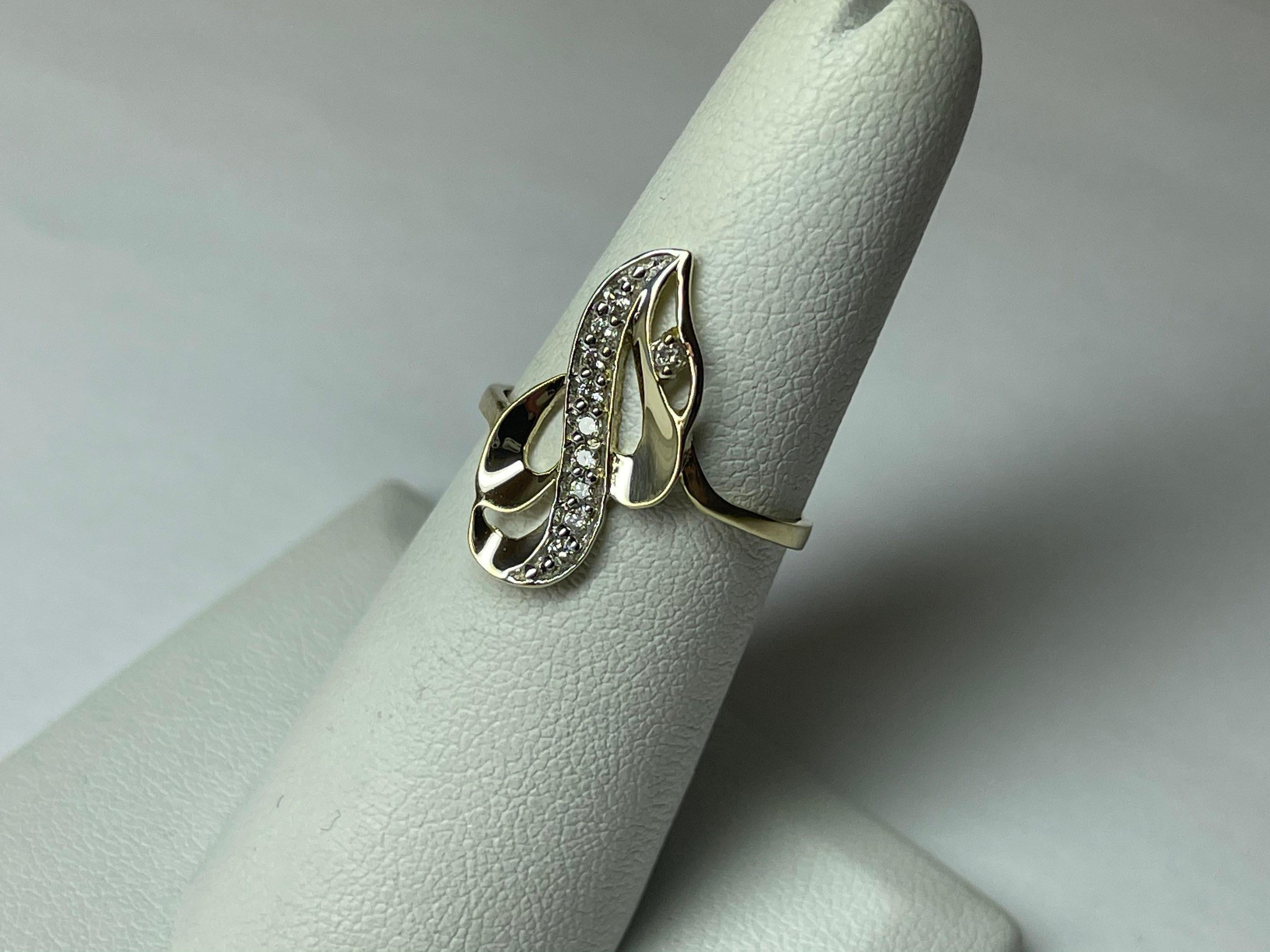 Eleganter Cocktailring, erinnert an musikalische Noten, sehr schön in 18KT Gold mit VS-SI Diamanten, F-G Farben in Größe 6 gefertigt. Kann auf jede Größe geändert werden.
*Das Produkt wird mit einer schönen Verpackung und einem Echtheitszertifikat