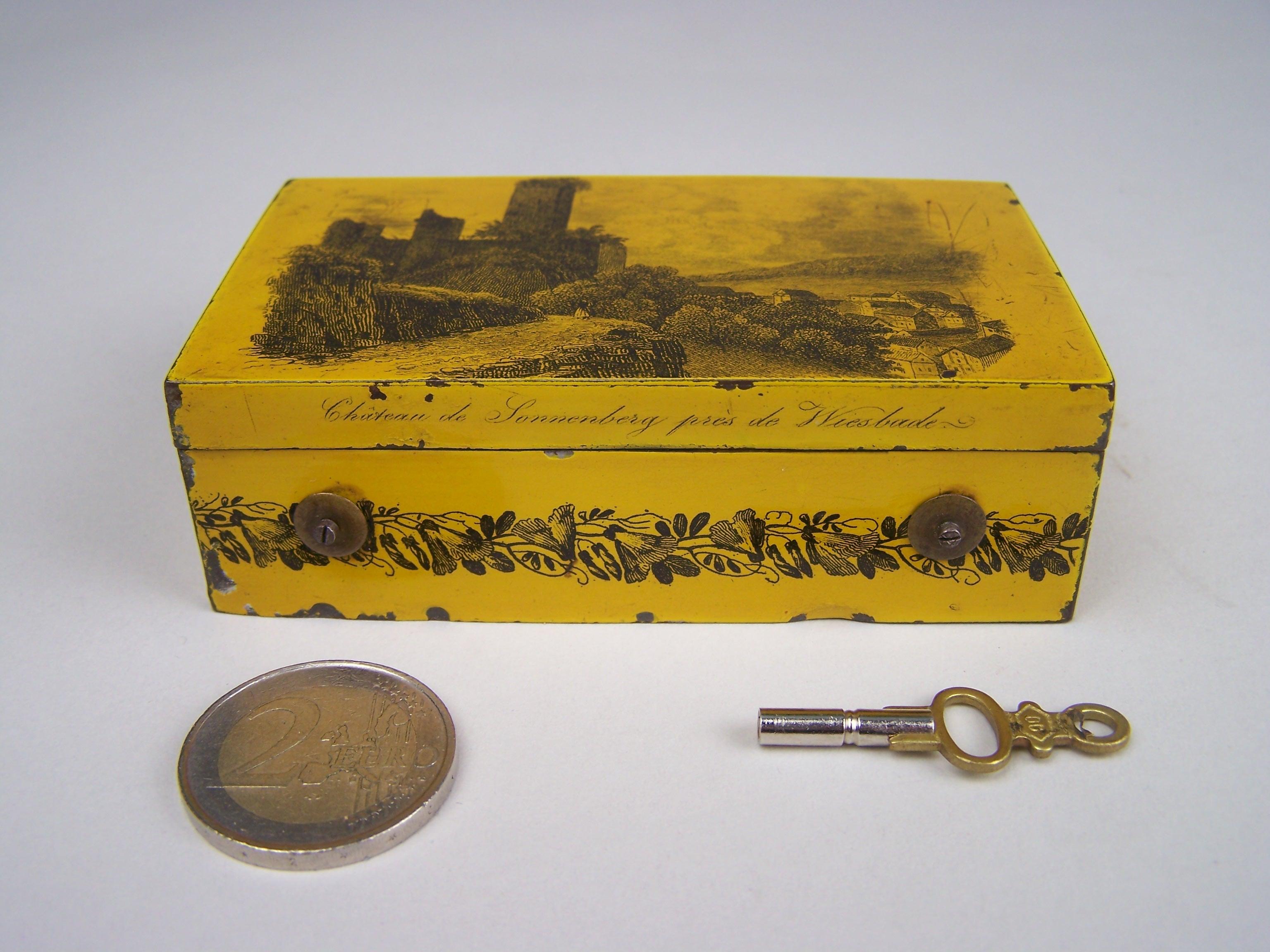 Musical souvenir box made in Switzerland in the 19th century for the German marker

This rare snuffbox plays 2 melodies.  Indicated on the inside of the lid.

The case is made of metal with a transfert print on Top and sides. At the front the