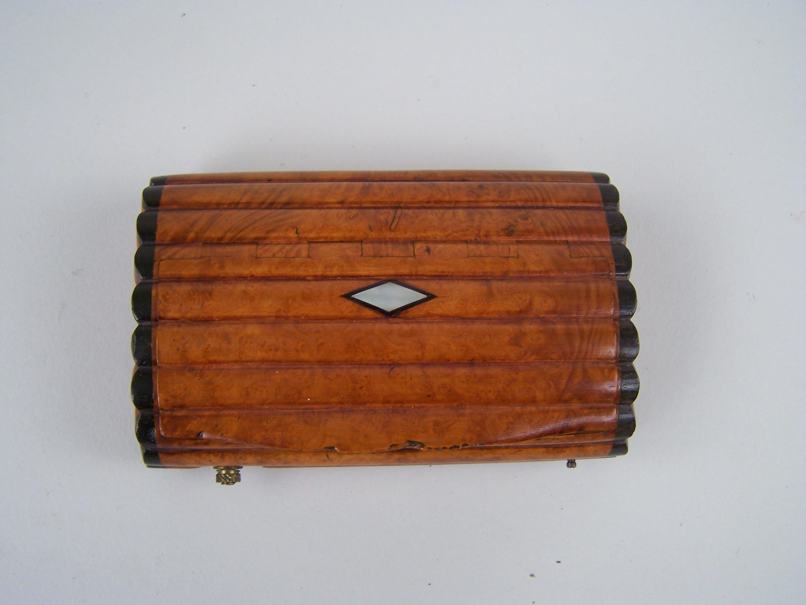 Snuffbox with music made in Switzerland in the first half of the 19th century.

This rare snuffbox plays 2 melodies, on a sectional comb. The comb is thus composed of several sections. This is typical of early boxes. It is only later, after 1840,