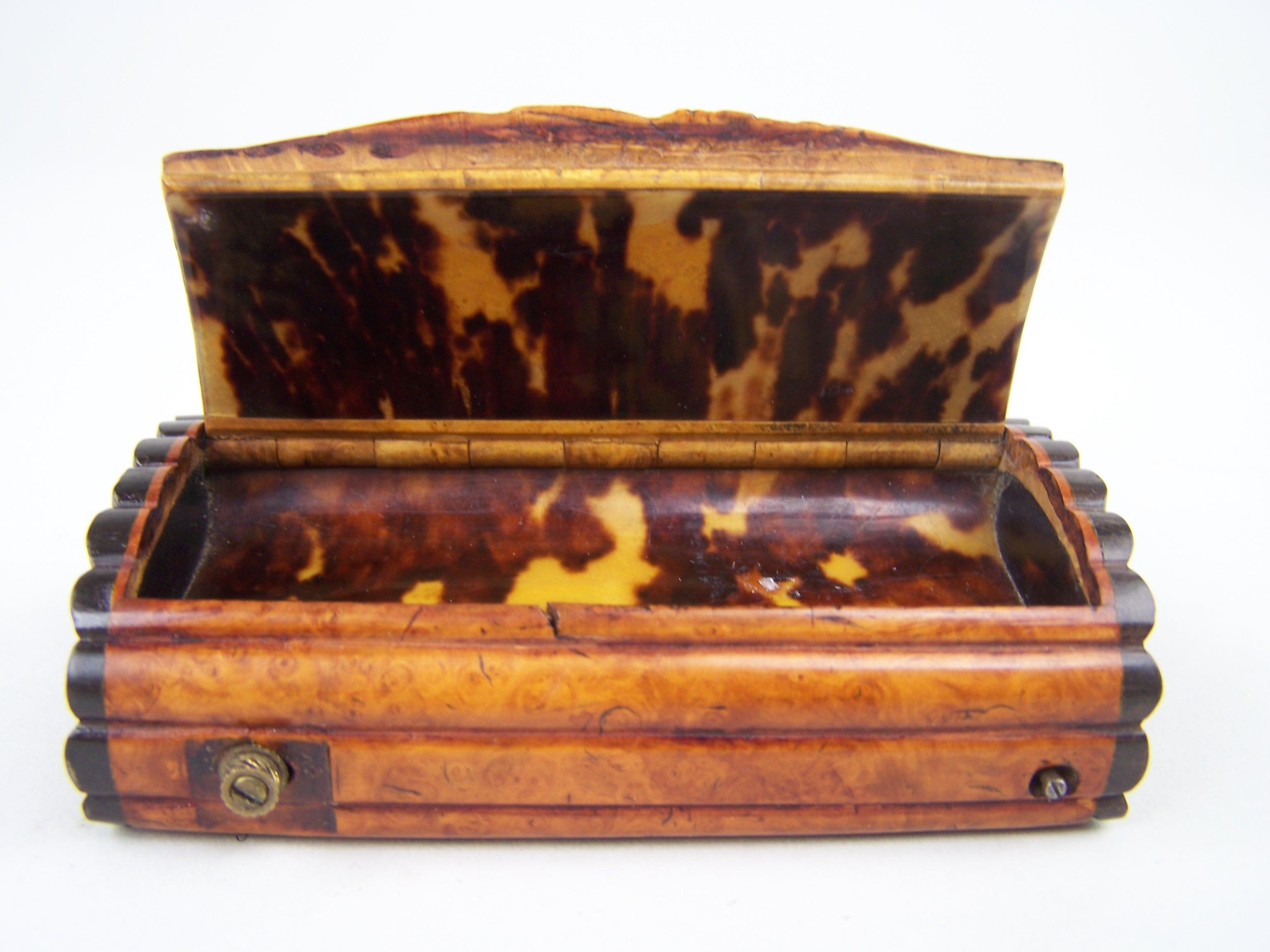 Mid-19th Century Musical Laurencekirk Snuff Box Playing 2 Tunes For Sale