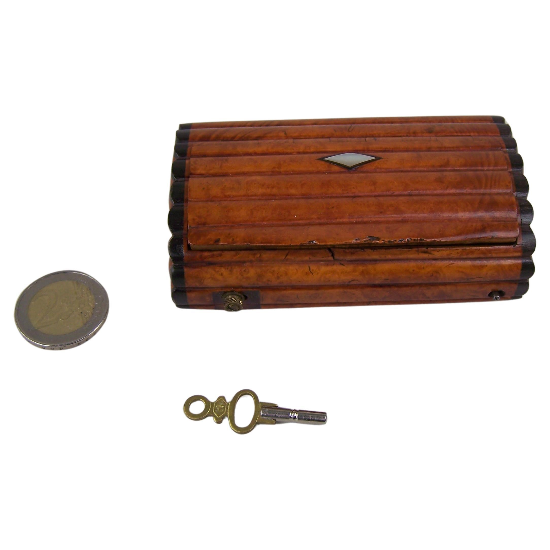 Musical Laurencekirk Snuff Box Playing 2 Tunes