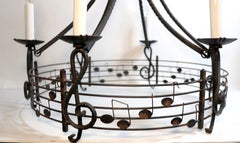 Lustre en fer forgé à motifs musicaux brutalistes fabriqué en Hongrie