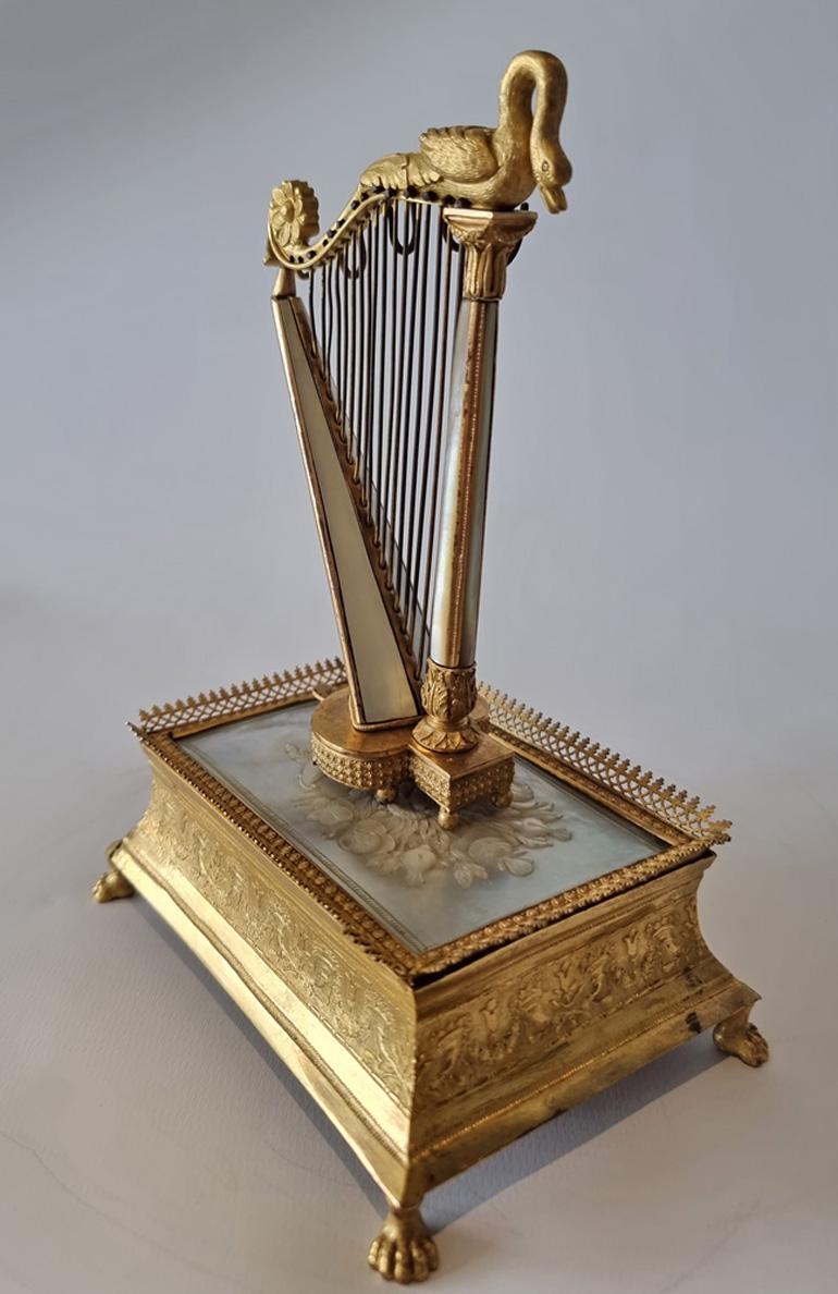 Antiker musikalischer Palais Royal Ringständer aus Ormolu und Perlmutt mit der Darstellung einer Harfe. Ein hervorragendes Stück im Originalzustand, die Liebe zum Detail ist exquisit. Auf Ormolu-Füßen ruhend, erhebt sich der Sockel mit wunderbaren