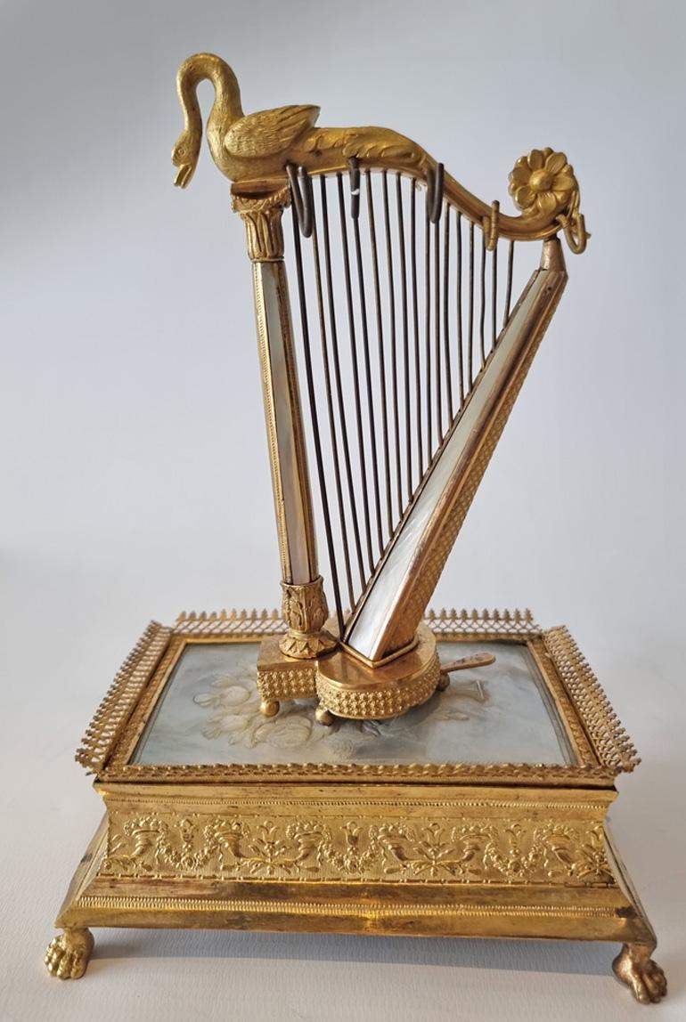 Pupitre à bague musical Palais Royal en bronze doré et nacre Bon état - En vente à London, GB