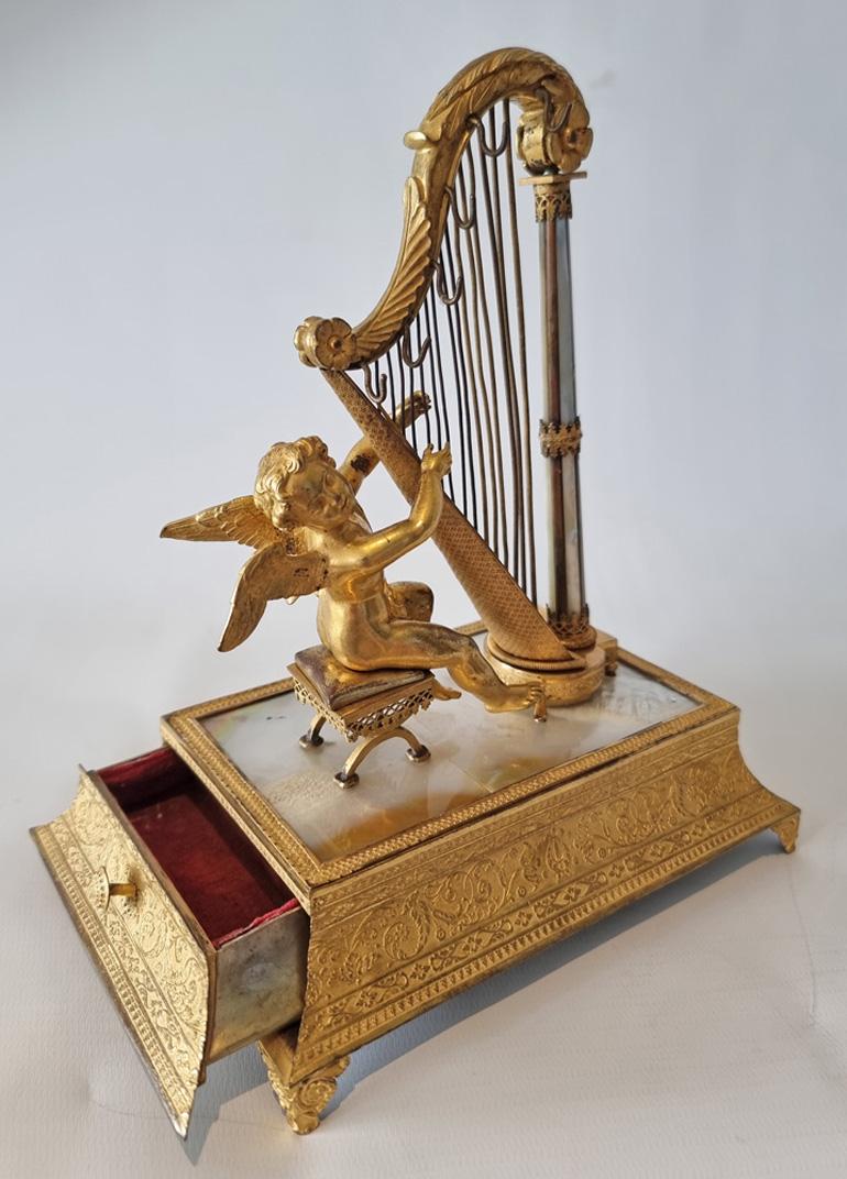 Gravé Pupitre à bagues et boîte à bijoux Musical Palais Royal, de Cupidon avec harpe en vente