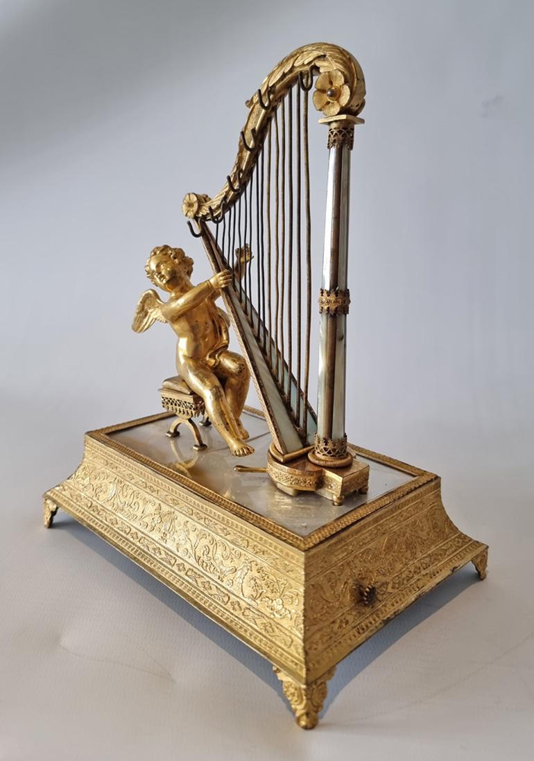 Musik Palais Königlicher Ringständer und Schmuckschatulle, Amor mit Harfe im Zustand „Gut“ im Angebot in London, GB