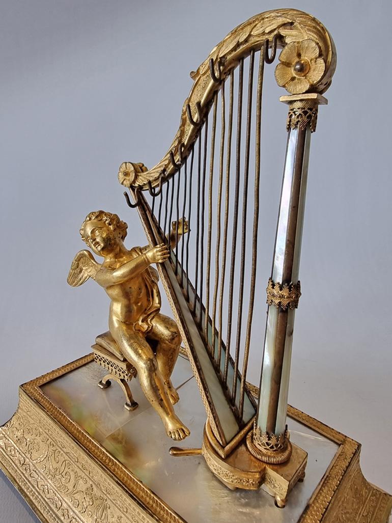 Milieu du XIXe siècle Pupitre à bagues et boîte à bijoux Musical Palais Royal, de Cupidon avec harpe en vente