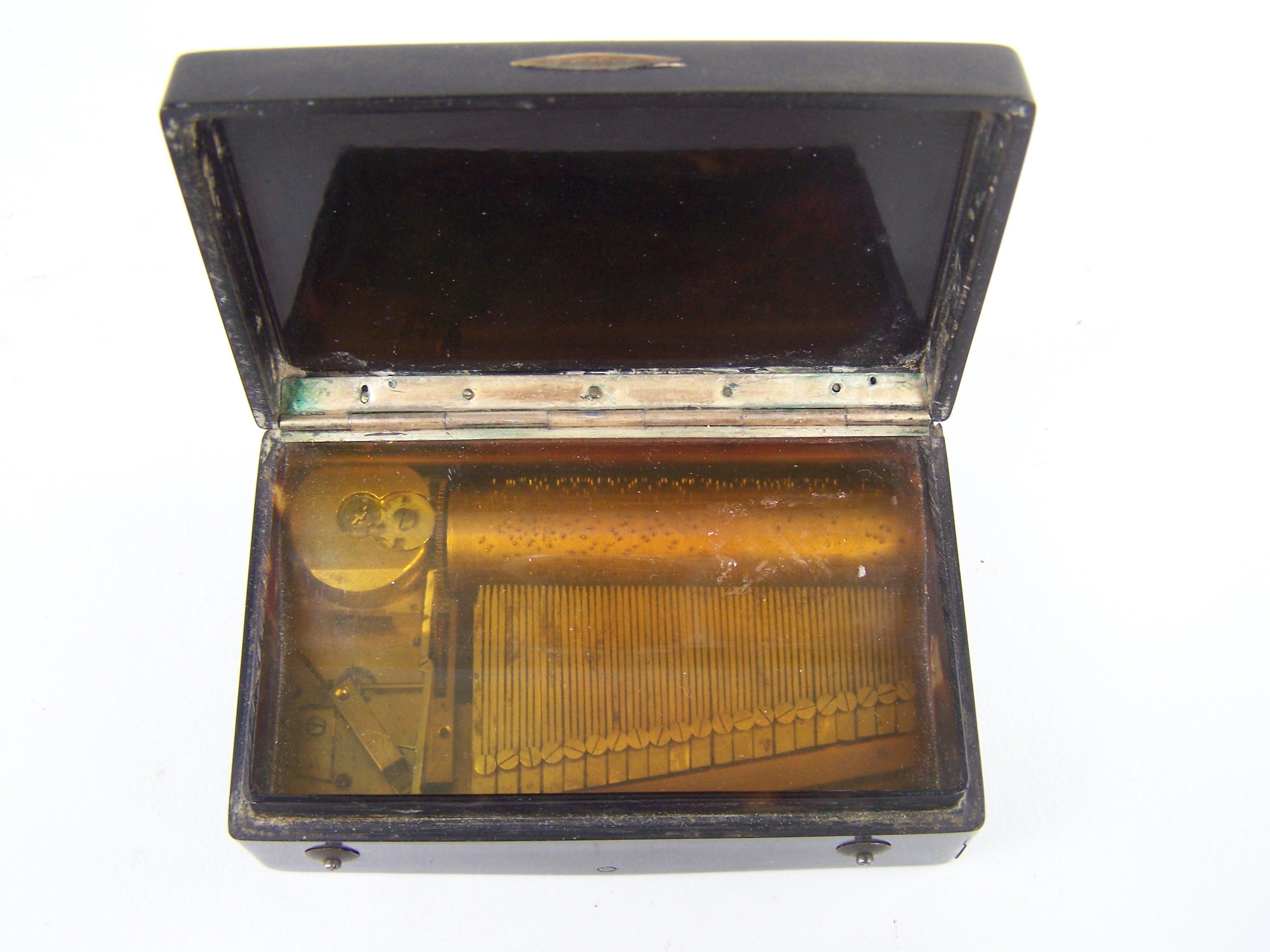 Musical snuff box with cylinder movement and sectional comb For Sale 3