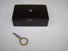 Musical snuff box with cylinder movement and sectional comb