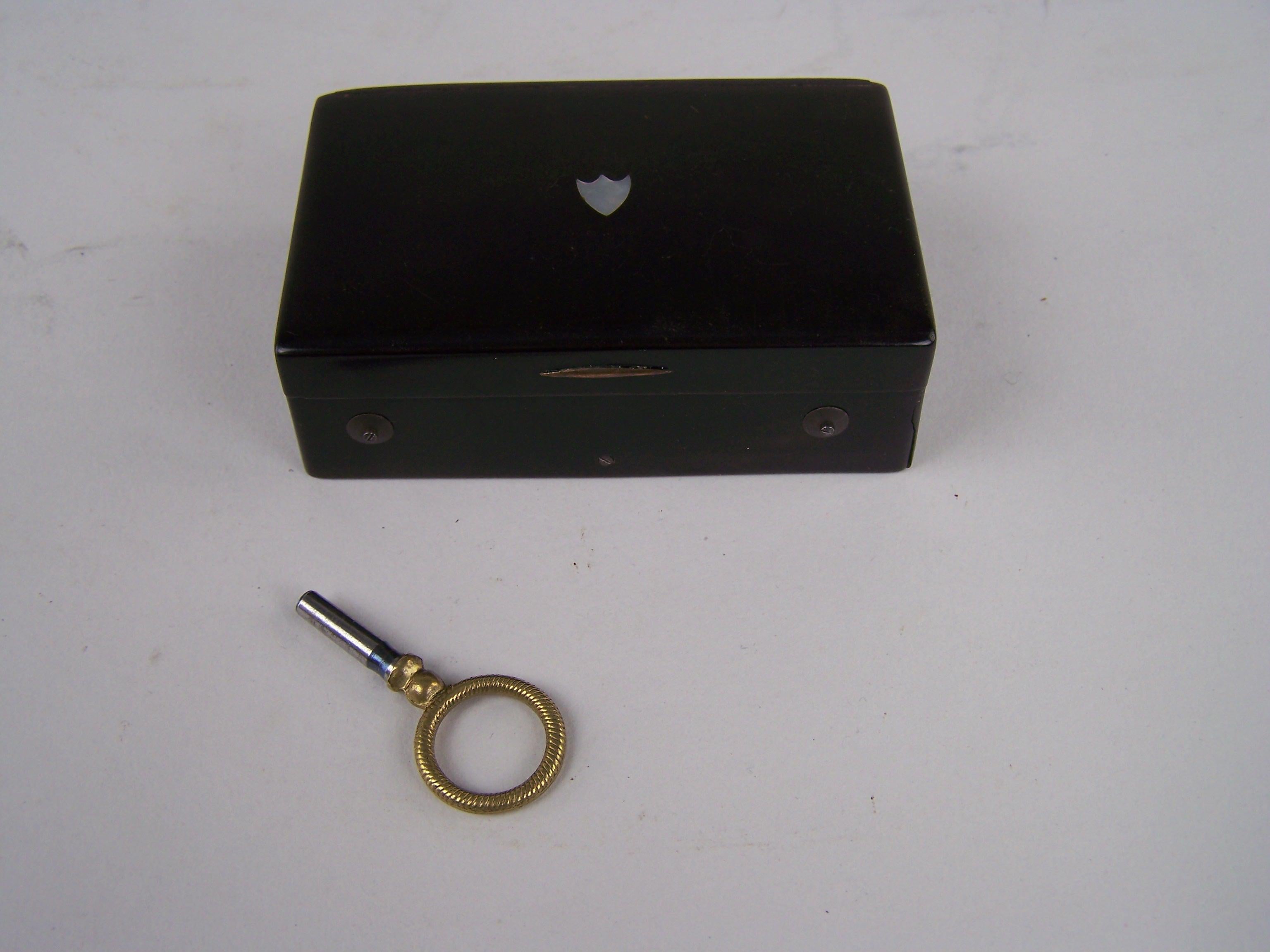 Victorian Musical snuff box with cylinder movement and sectional comb