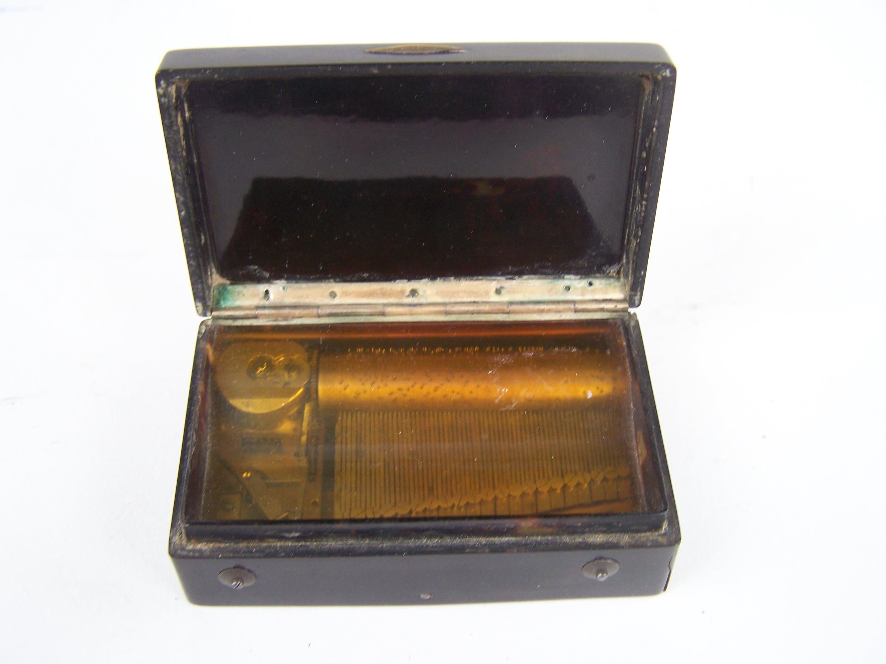 Swiss Musical snuff box with cylinder movement and sectional comb