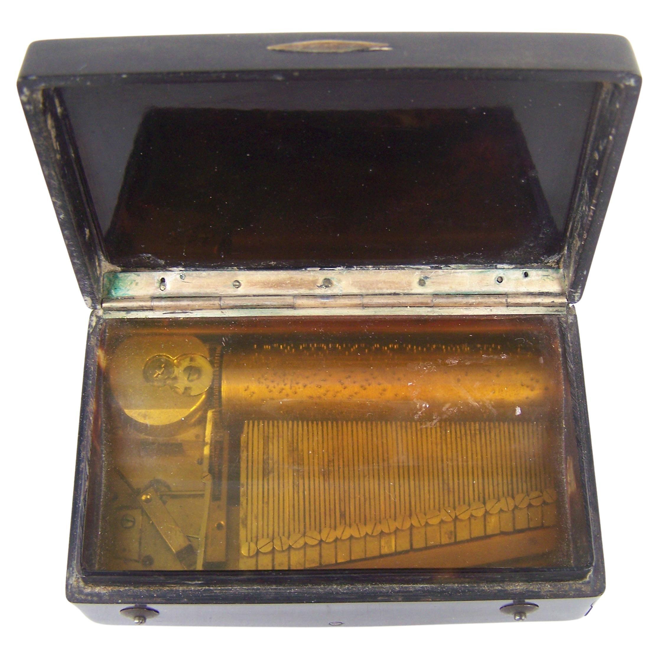 Musical snuff box with cylinder movement and sectional comb For Sale