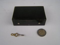 Musical snuff box with cylinder movement