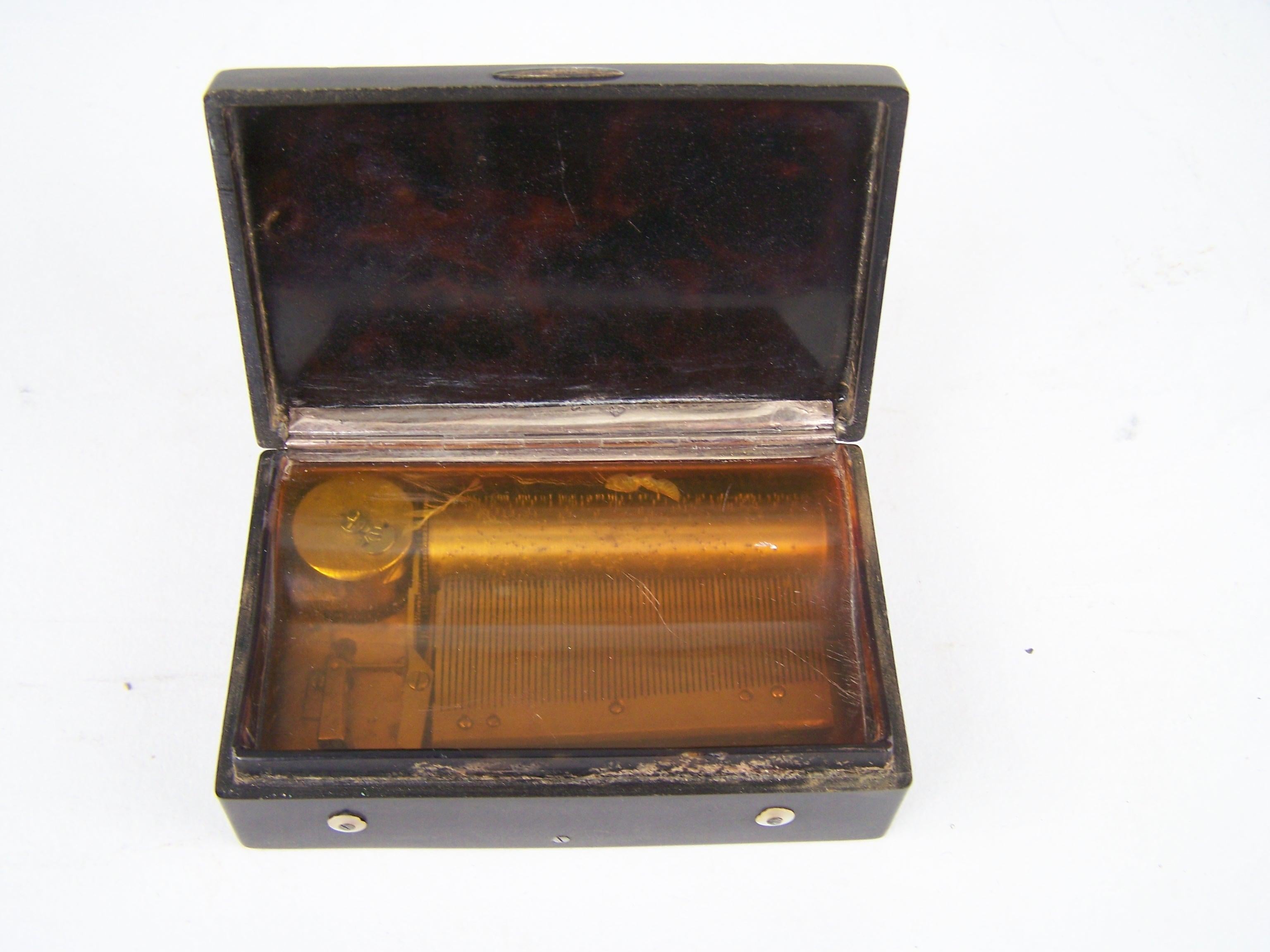 Bronze Musical snuff box with cylinder movement For Sale
