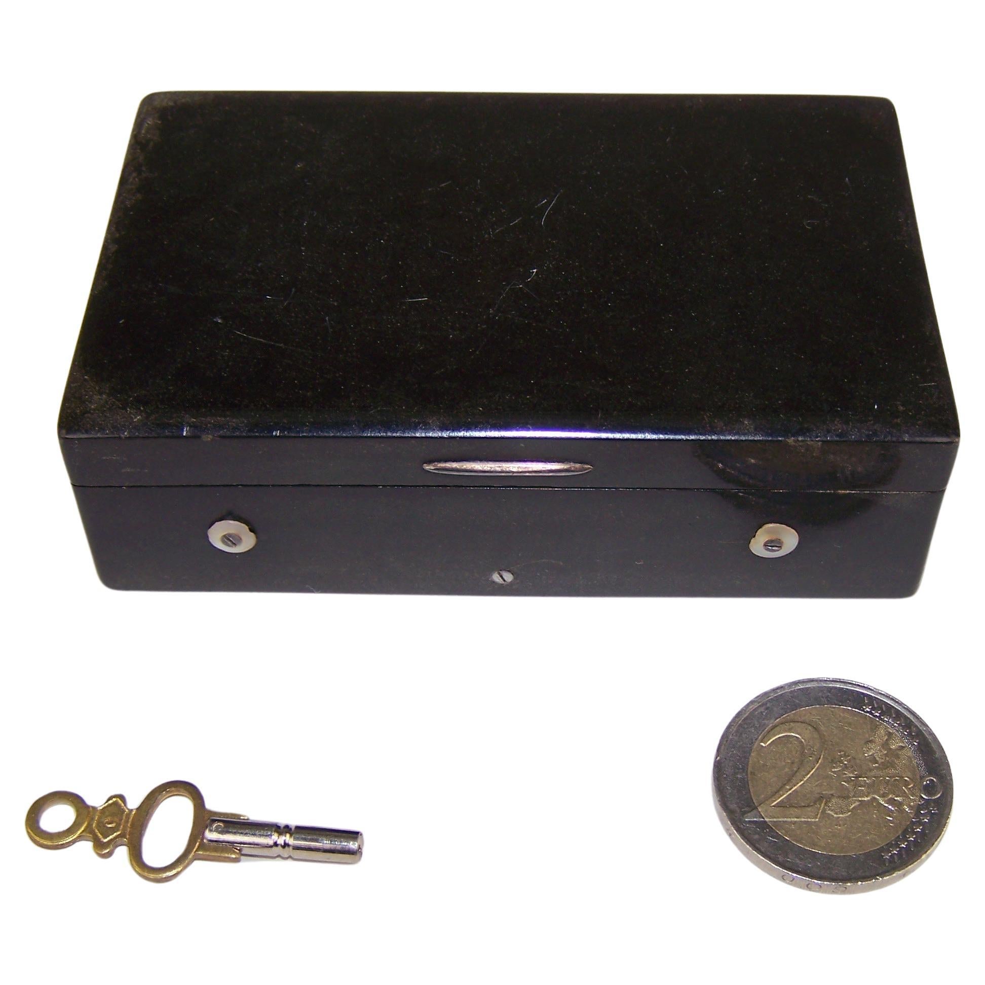 Musical snuff box with cylinder movement