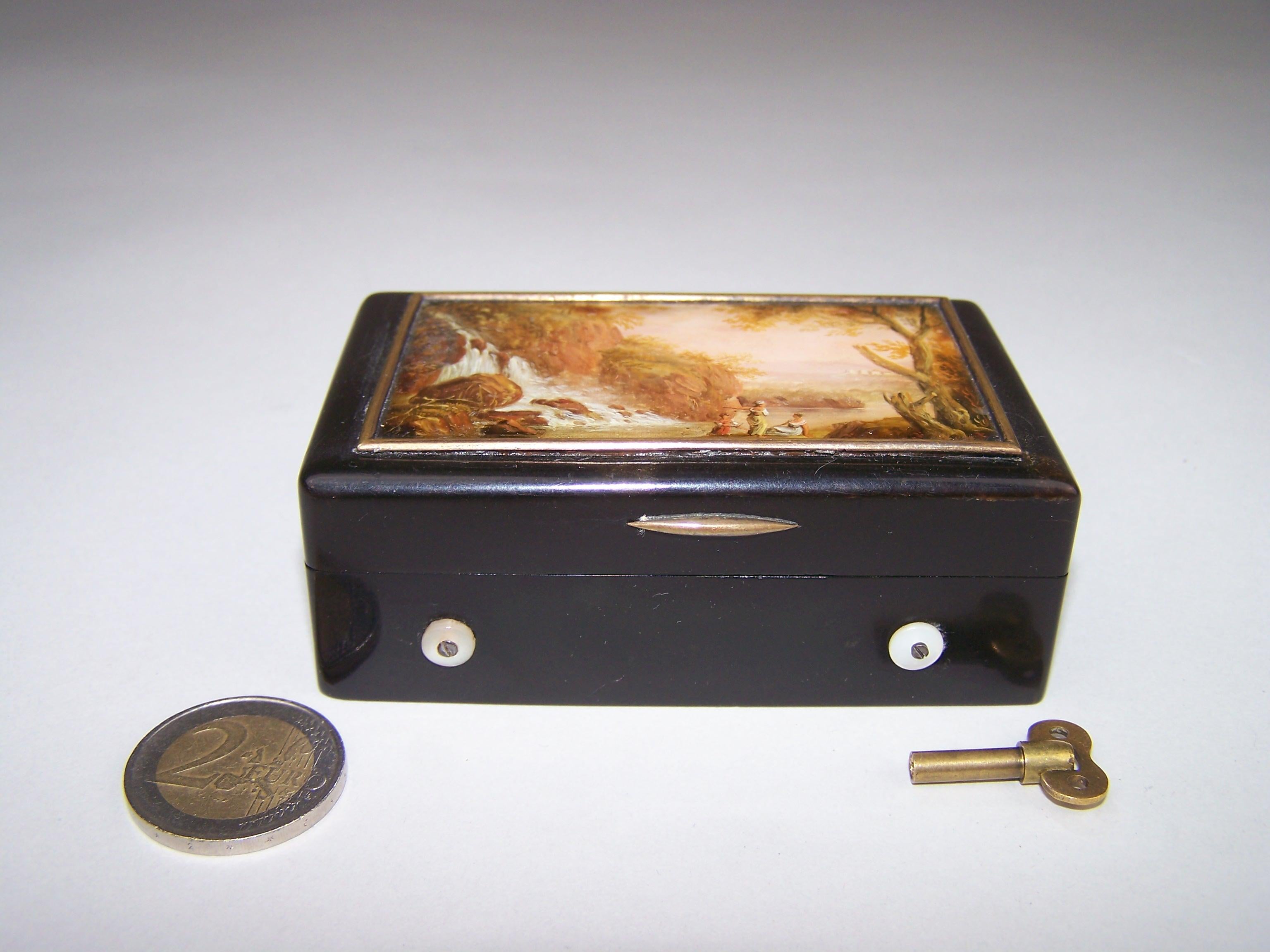 Music box made in Switzerland in the mid-19th century.

This rare snuffbox plays 2 melodies, on a comb made of several small parts. (Until the mid-19th century, it was not yet possible to make a comb from 1 part).

The box is made of pressed horn