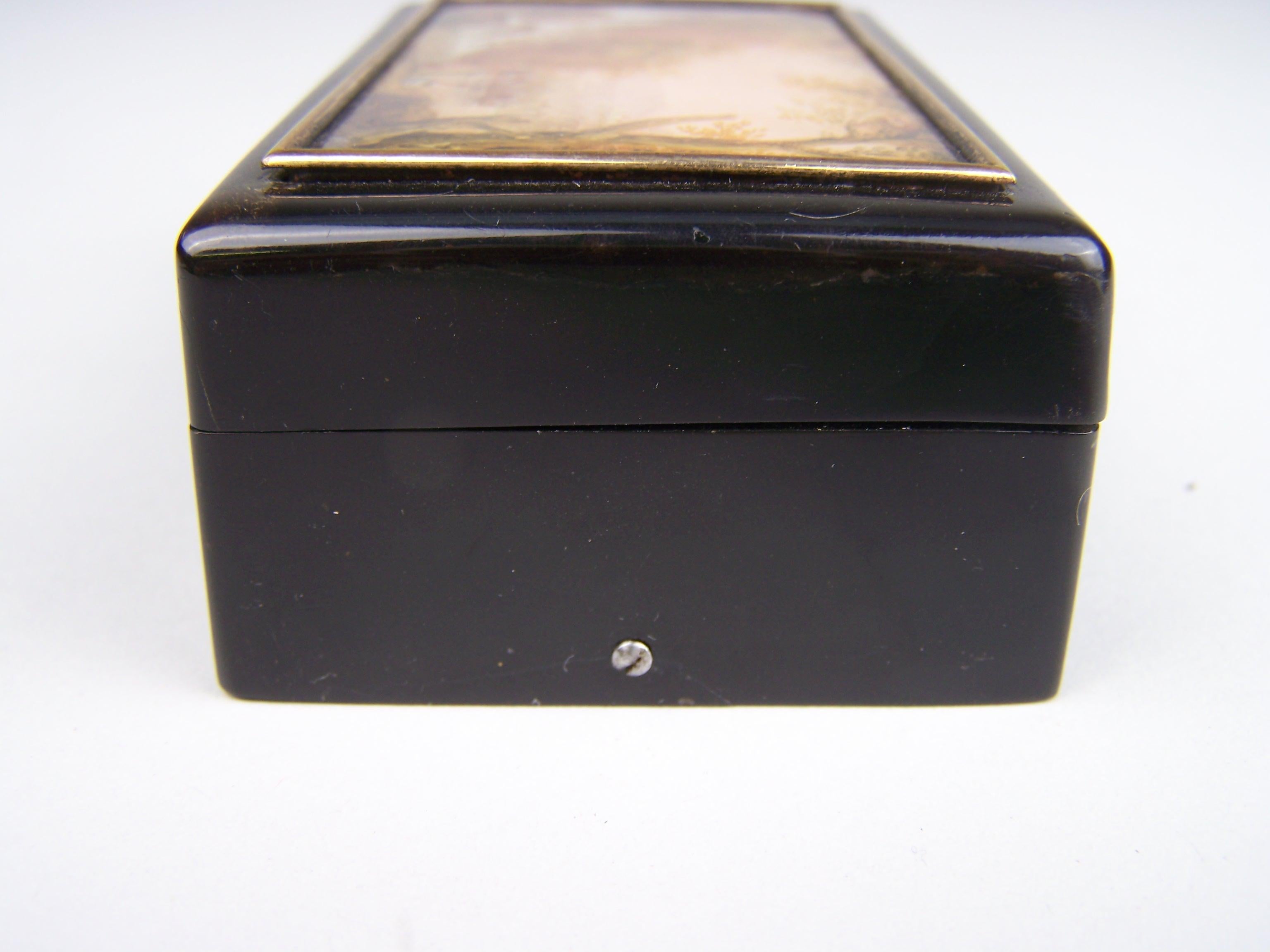 Bronze Boîte à snuffs musicale avec peinture minatur en vente