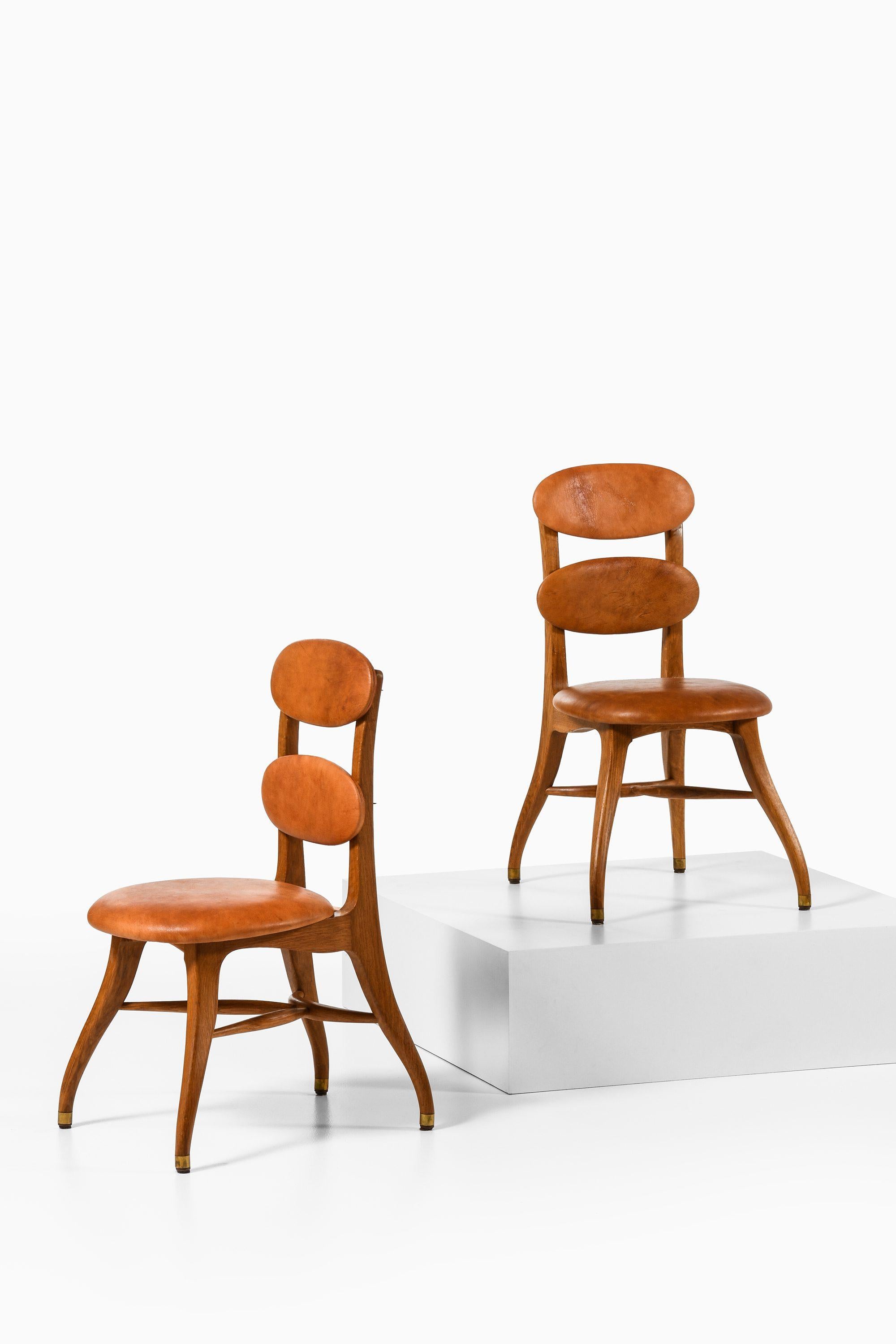 Musikerstühle mit verstellbarem Sitz und Rückenlehne aus Eiche, Messing und Niggerleder von Vilhelm Lauritzen, 1942

Zusätzliche Informationen:
MATERIAL: Eiche, Messing und Niggerleder
Stil: Mitte des Jahrhunderts, skandinavisch
Produziert in