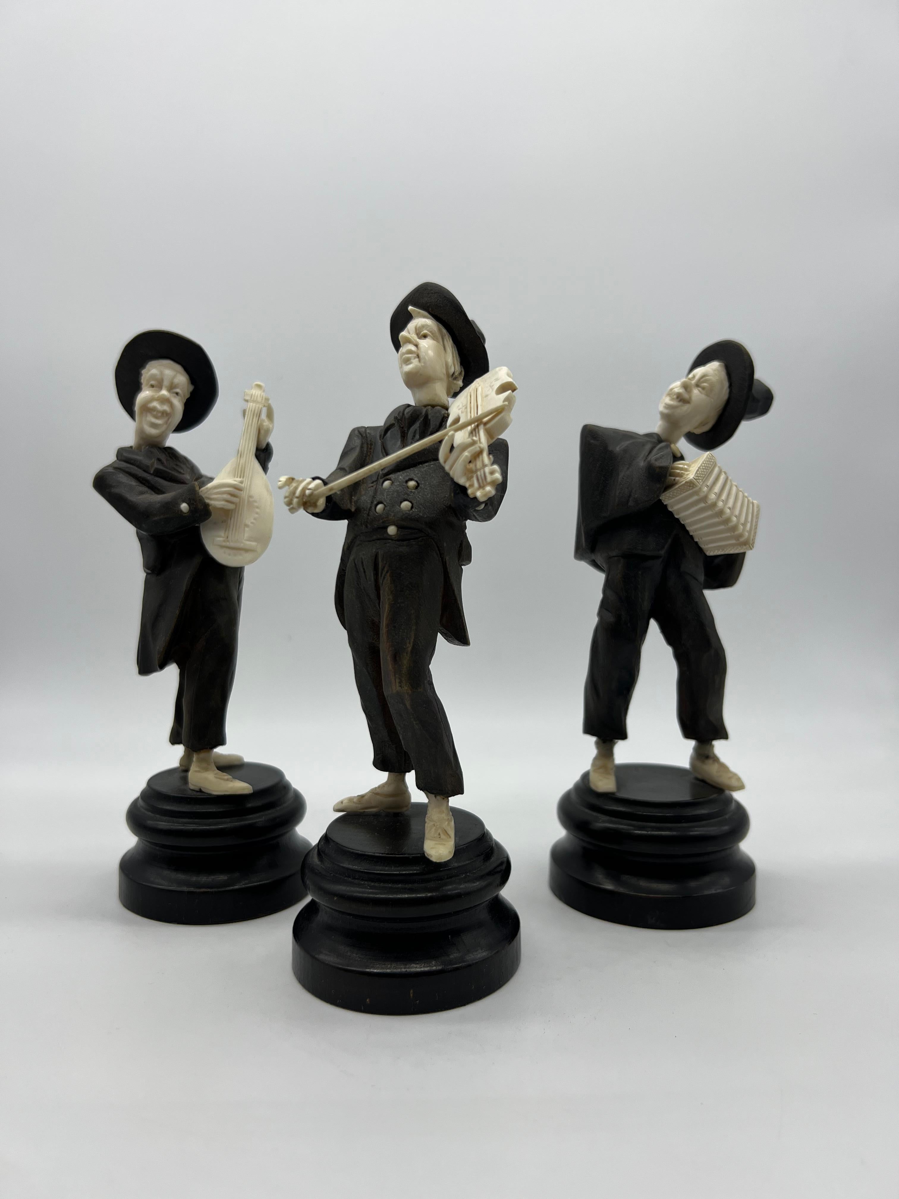 Sculpture d'os de musiciens en bois et d'os, vers 1900 en vente 4