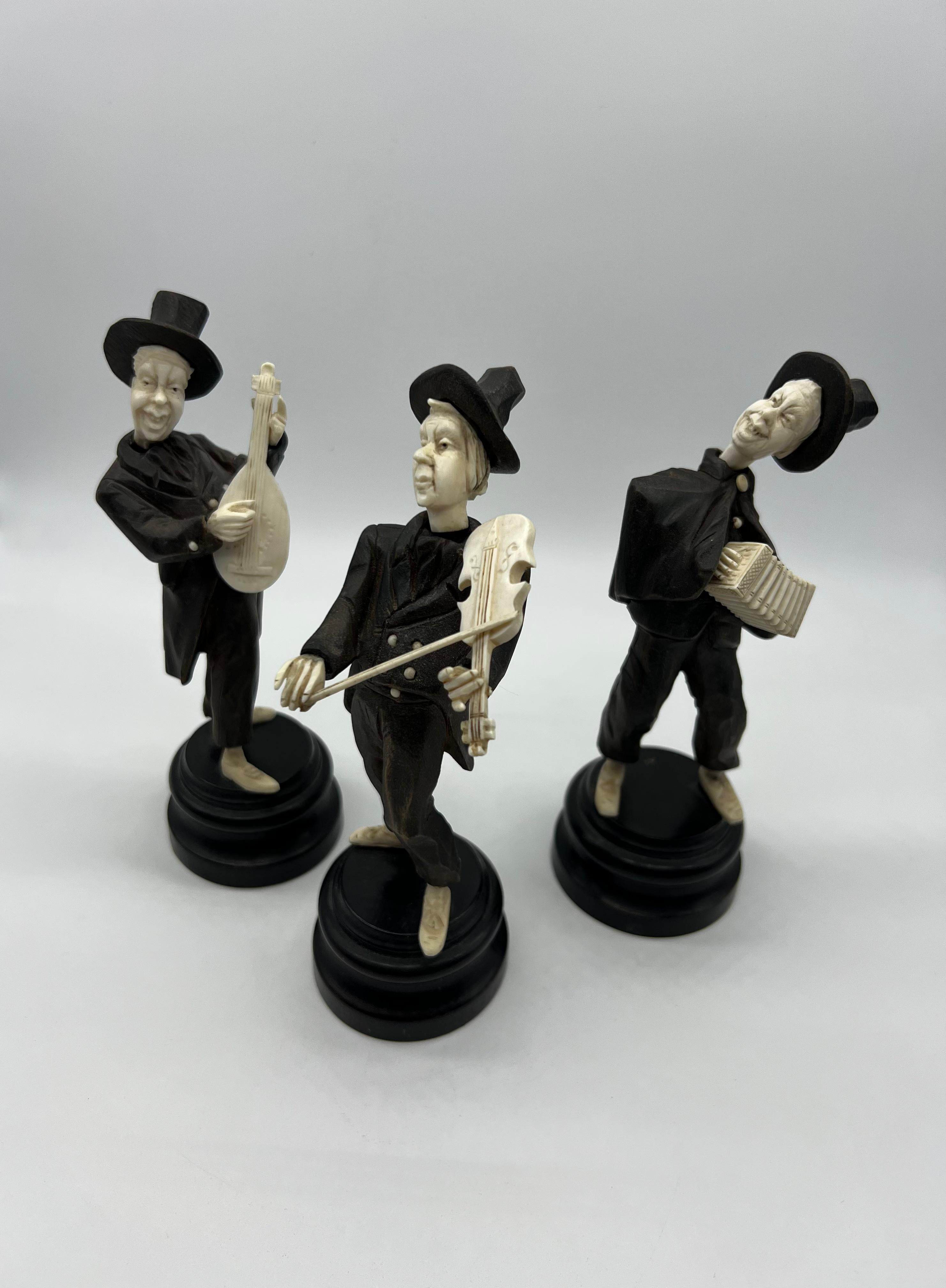 Figurines sculptées en bois et en os, sur socle en bois, hauteur env. 17 cm. vers 1900, trois figurines, bon état.
