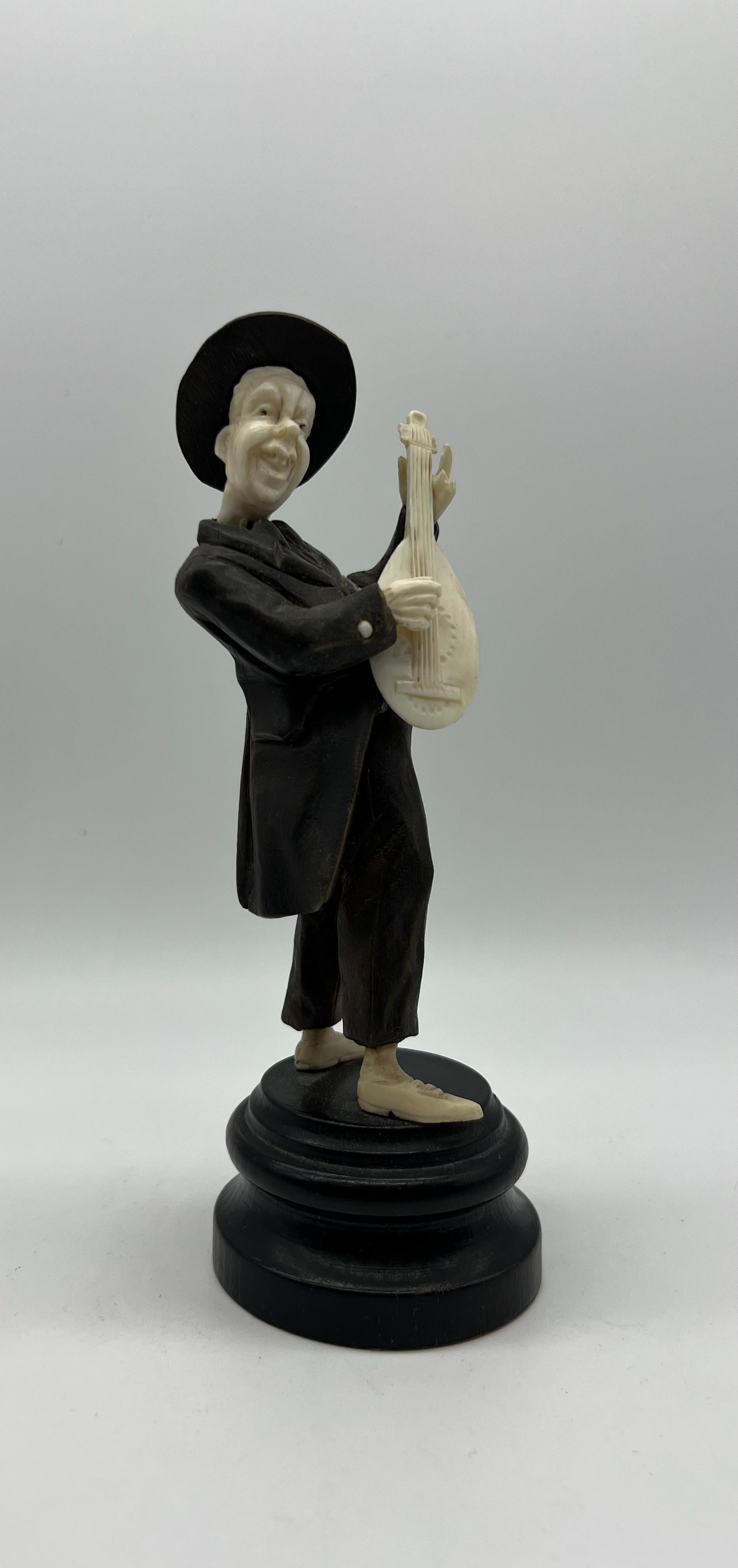 Autre Sculpture d'os de musiciens en bois et d'os, vers 1900 en vente